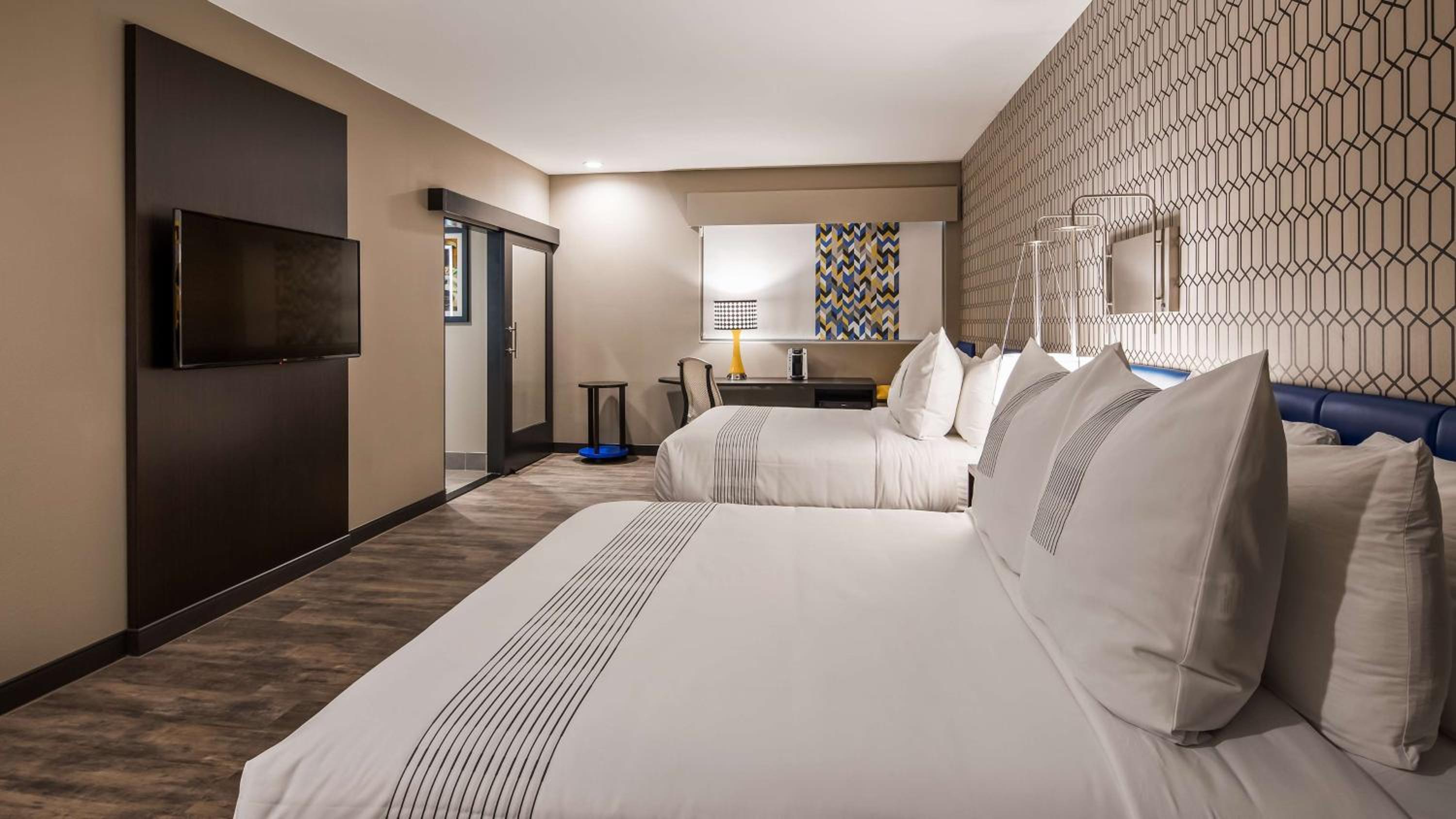 Queen Room with Two Queen Beds and Bath Tub - Disability Access - Photo 5