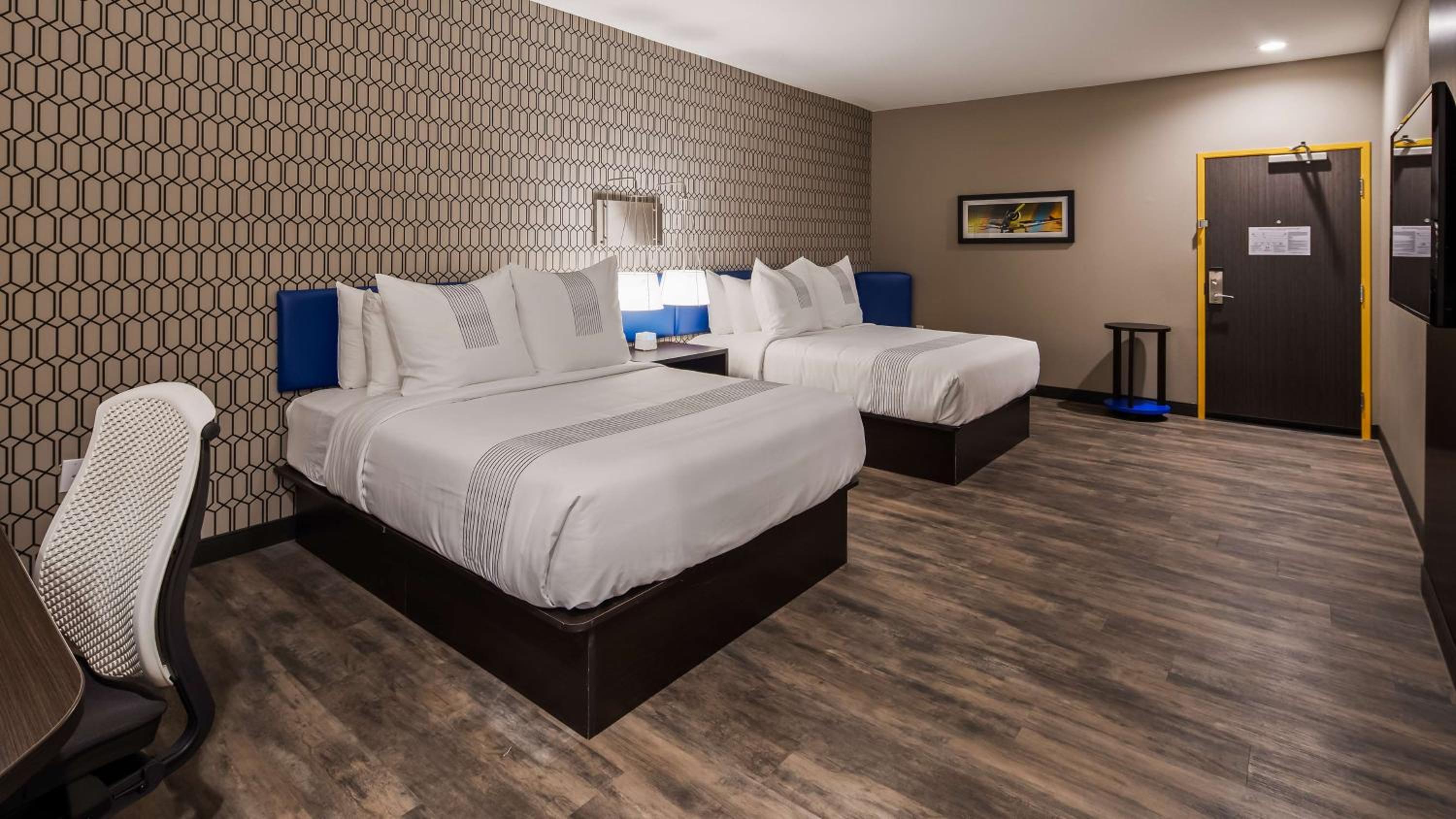 Queen Room with Two Queen Beds and Bath Tub - Disability Access - Photo 6