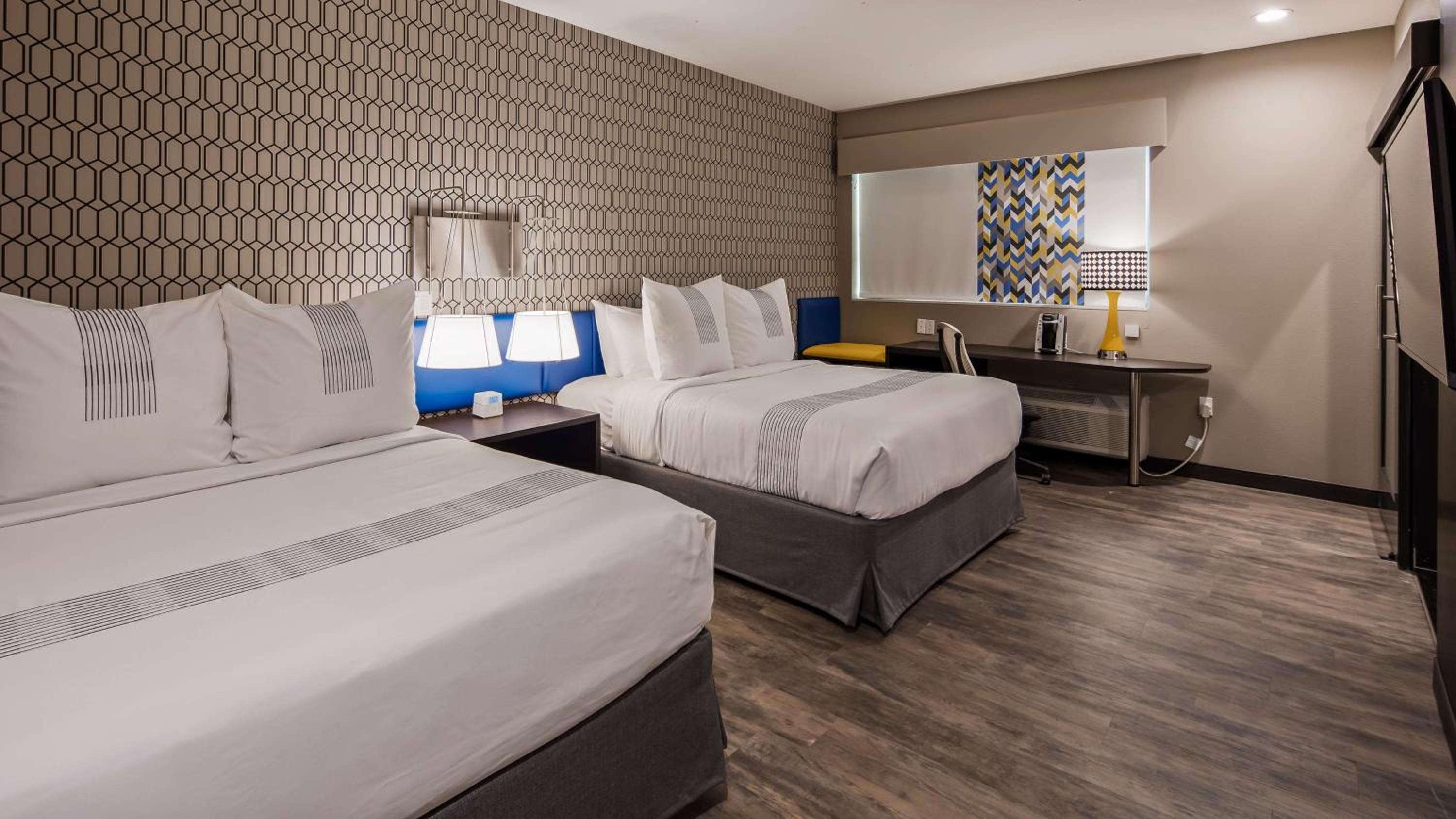 Queen Room With Two Queen Beds And Communication Assitance - Photo 3