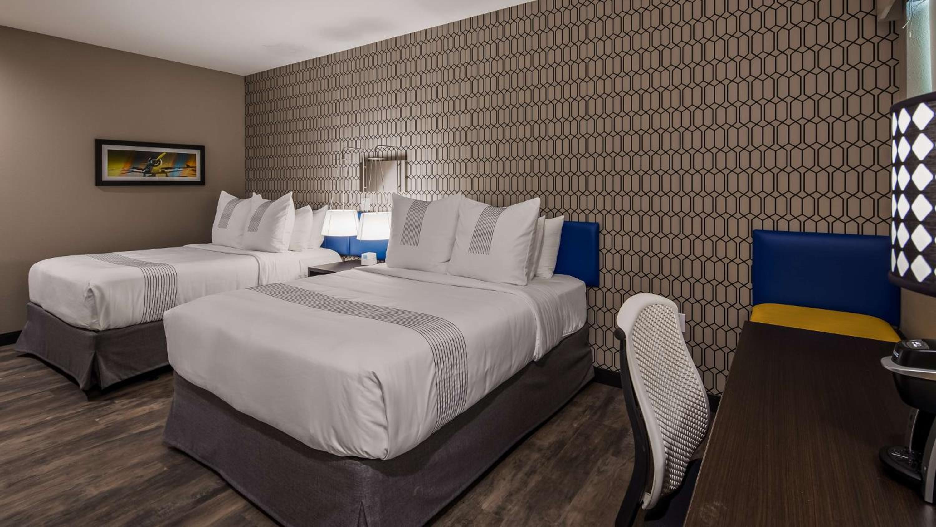 Queen Room With Two Queen Beds And Communication Assitance - Photo 2