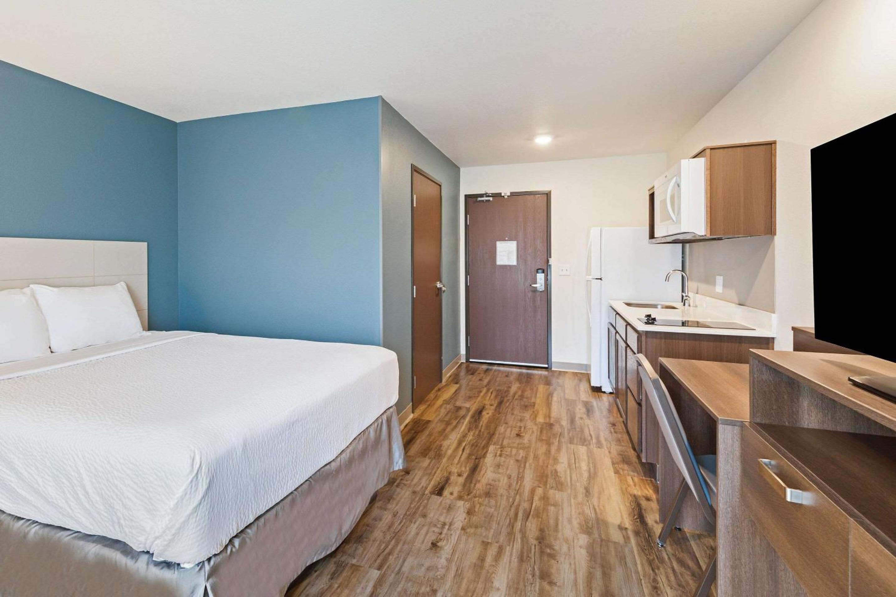 Queen Room  with Roll-In Shower - Disability Access/Non-Smoking photo 3