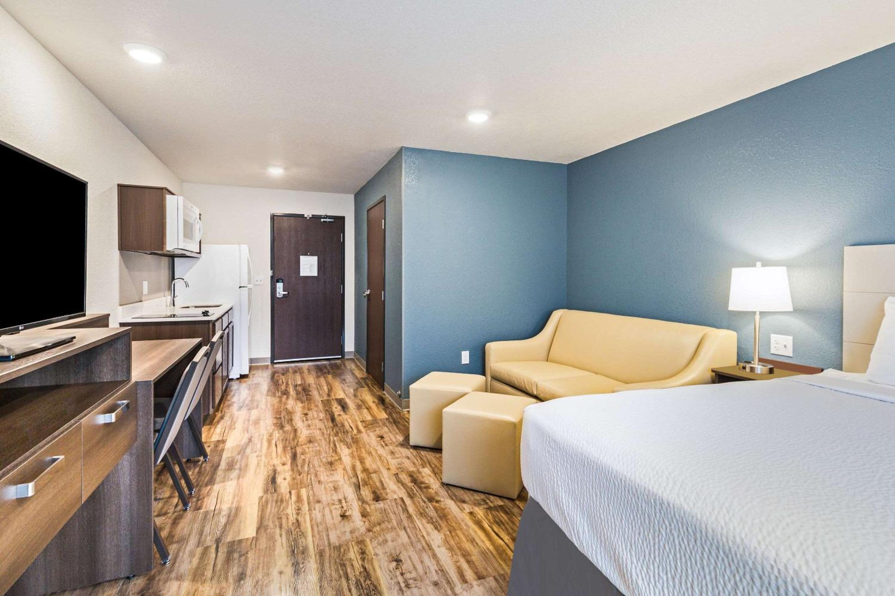 Queen Room with Tub and Sofa Bed - Disability Access/Non-Smoking photo 3