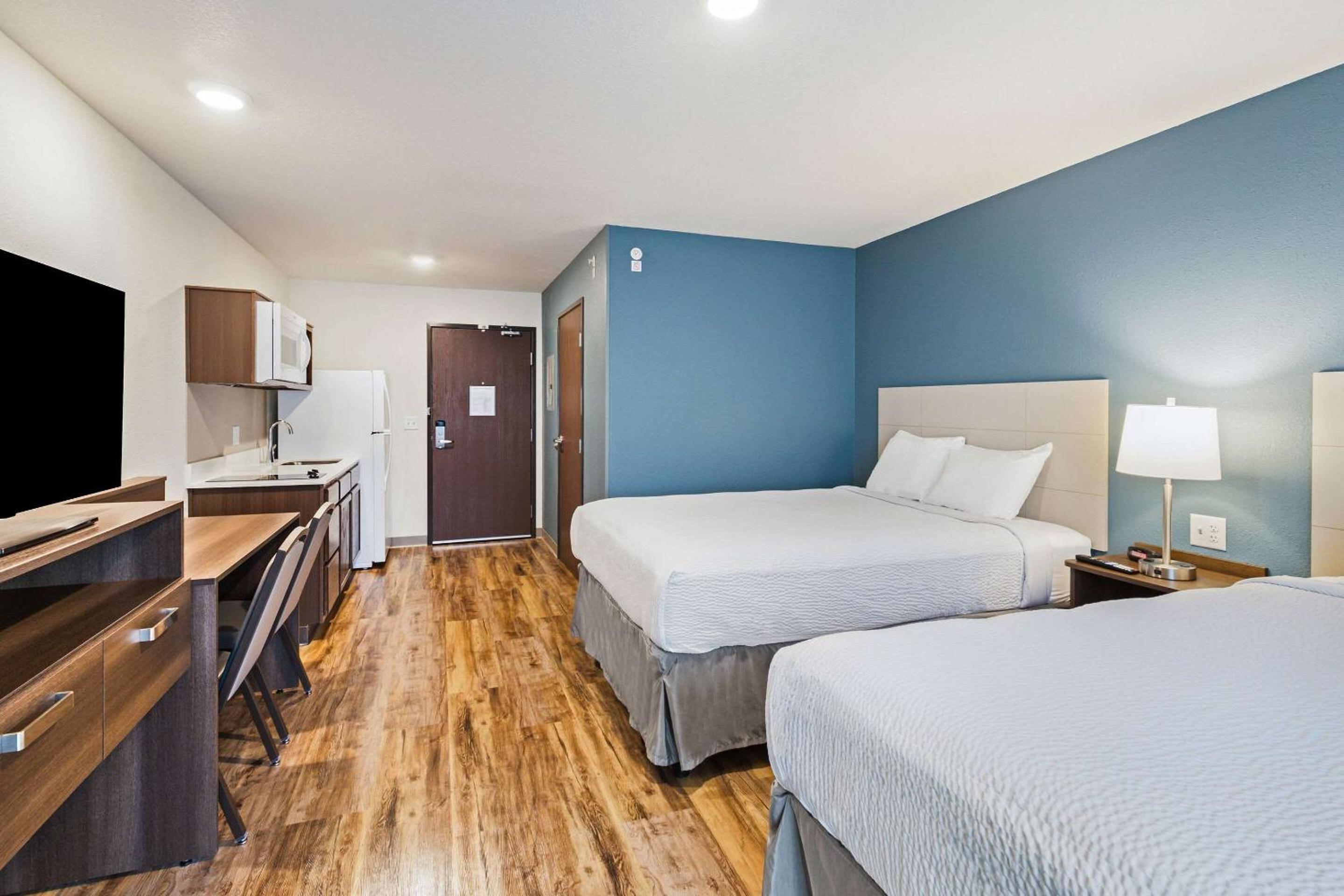Standard Queen Room with Two Queen Beds - Non-Smoking photo 1