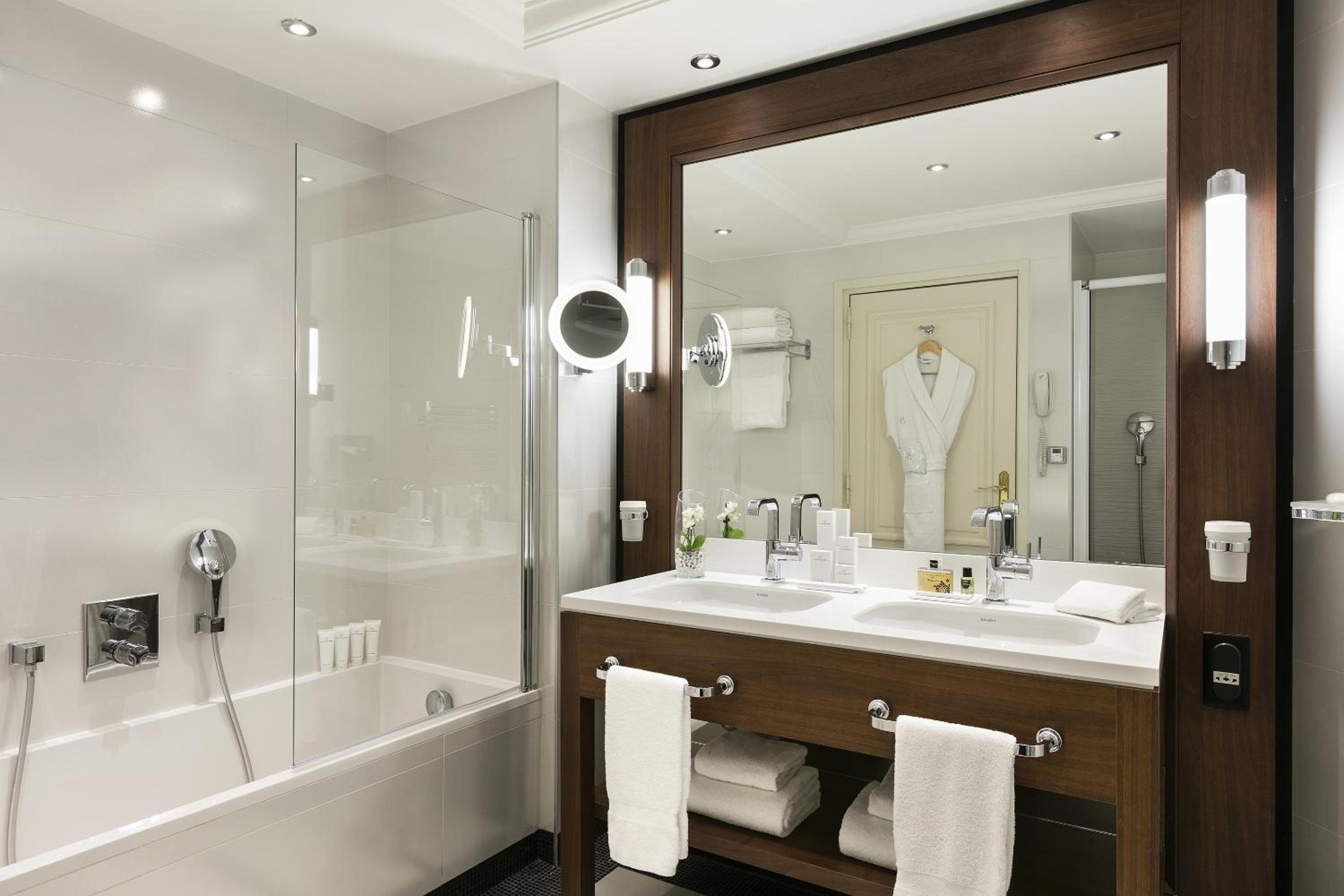 bathroom with a bathtub, sink, and mirror