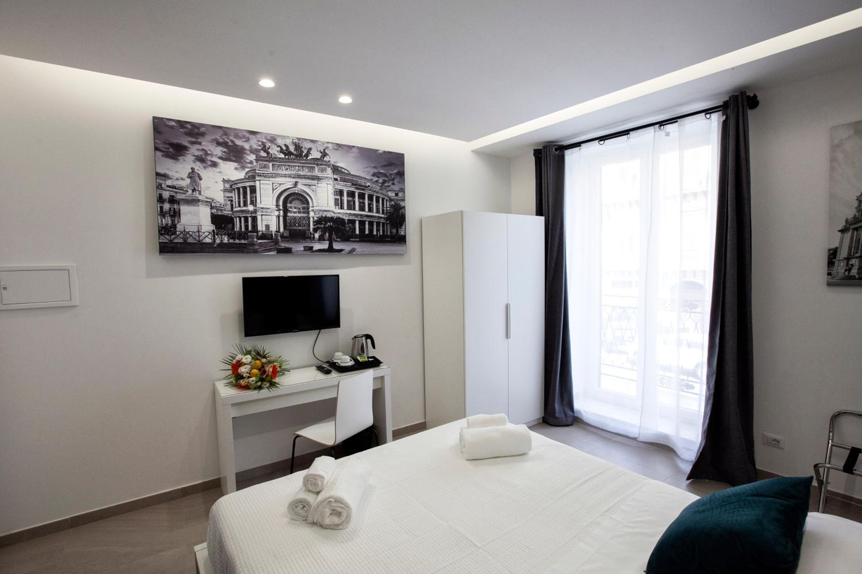 Triple Room with Balcony - Photo 30