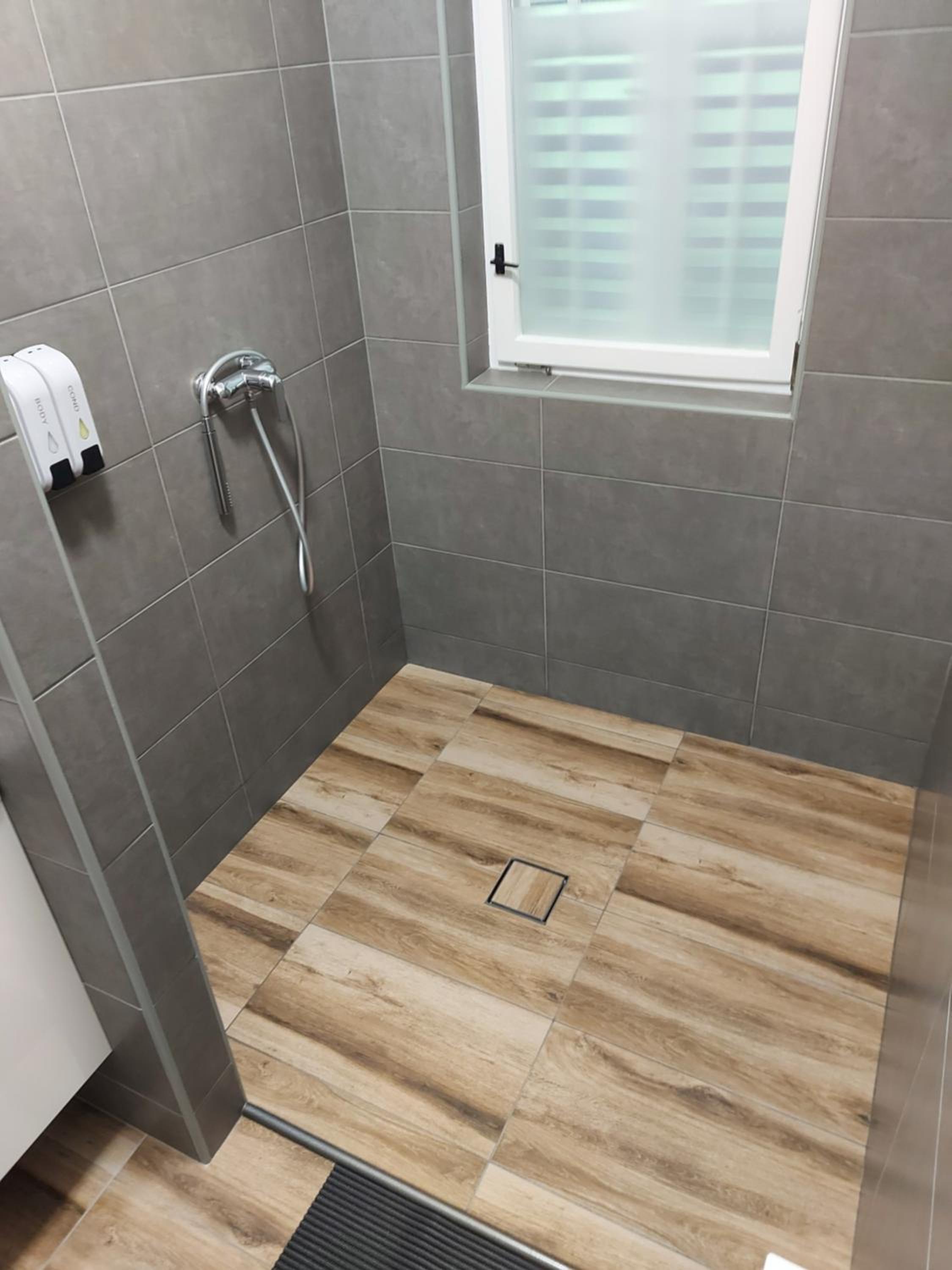 Double Room with Private Bathroom - Photo 11