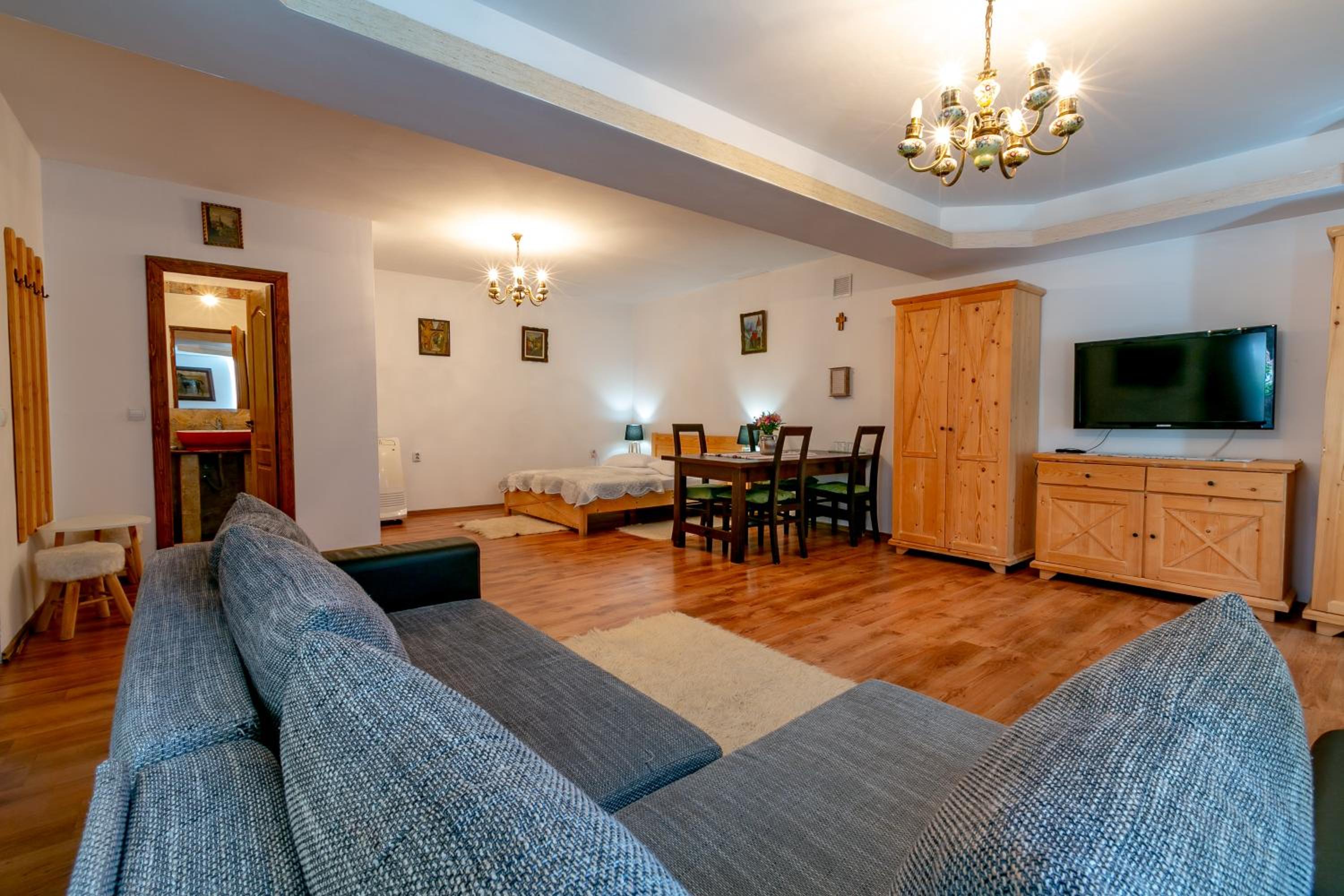 Superior Family Room photo 1