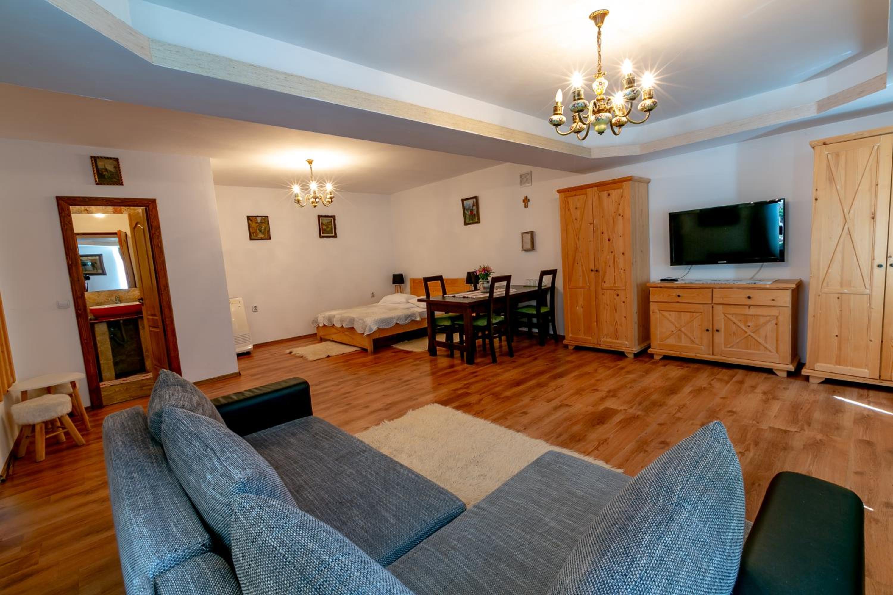 Superior Family Room photo 3