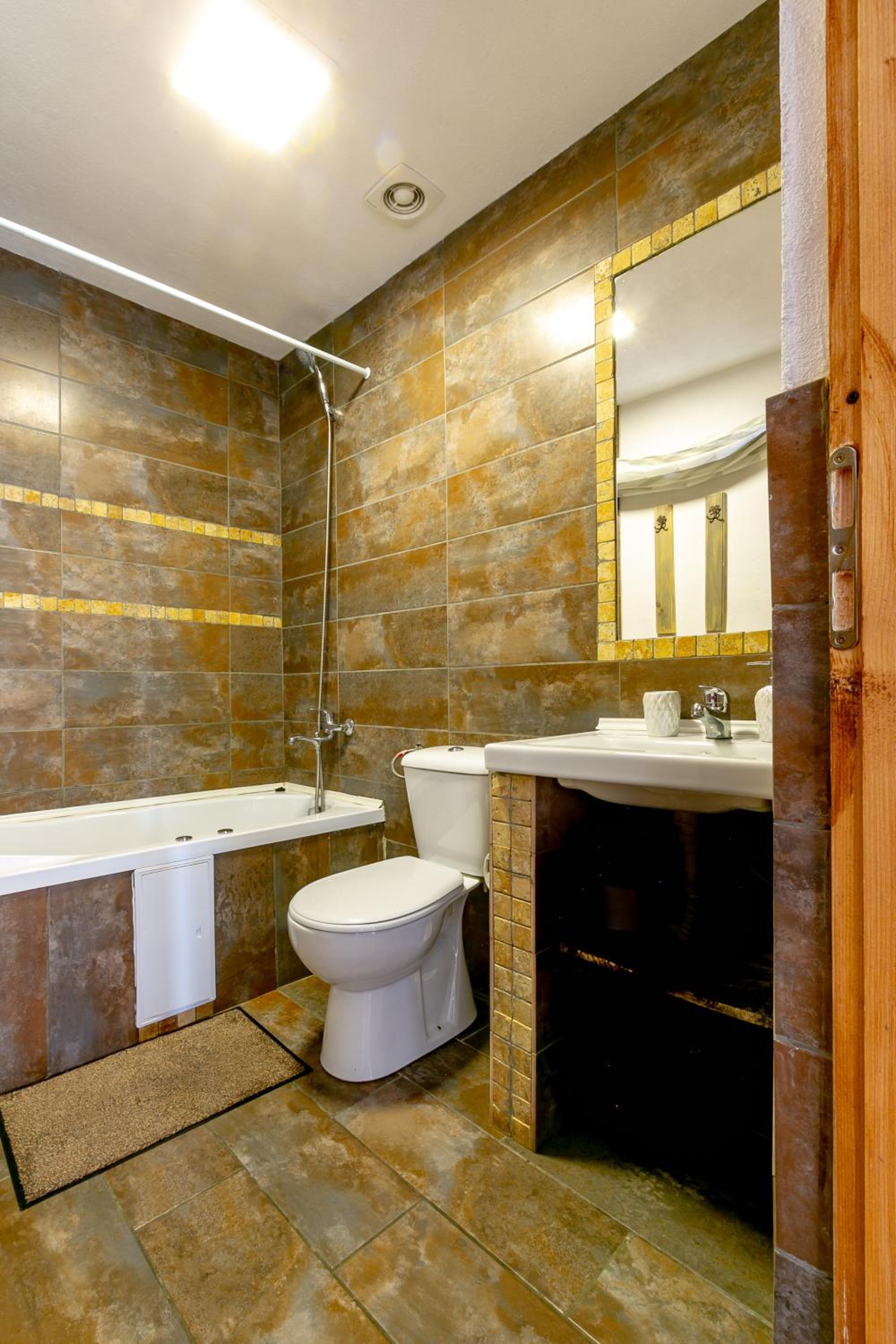 Double Room with Spa Bath photo 2