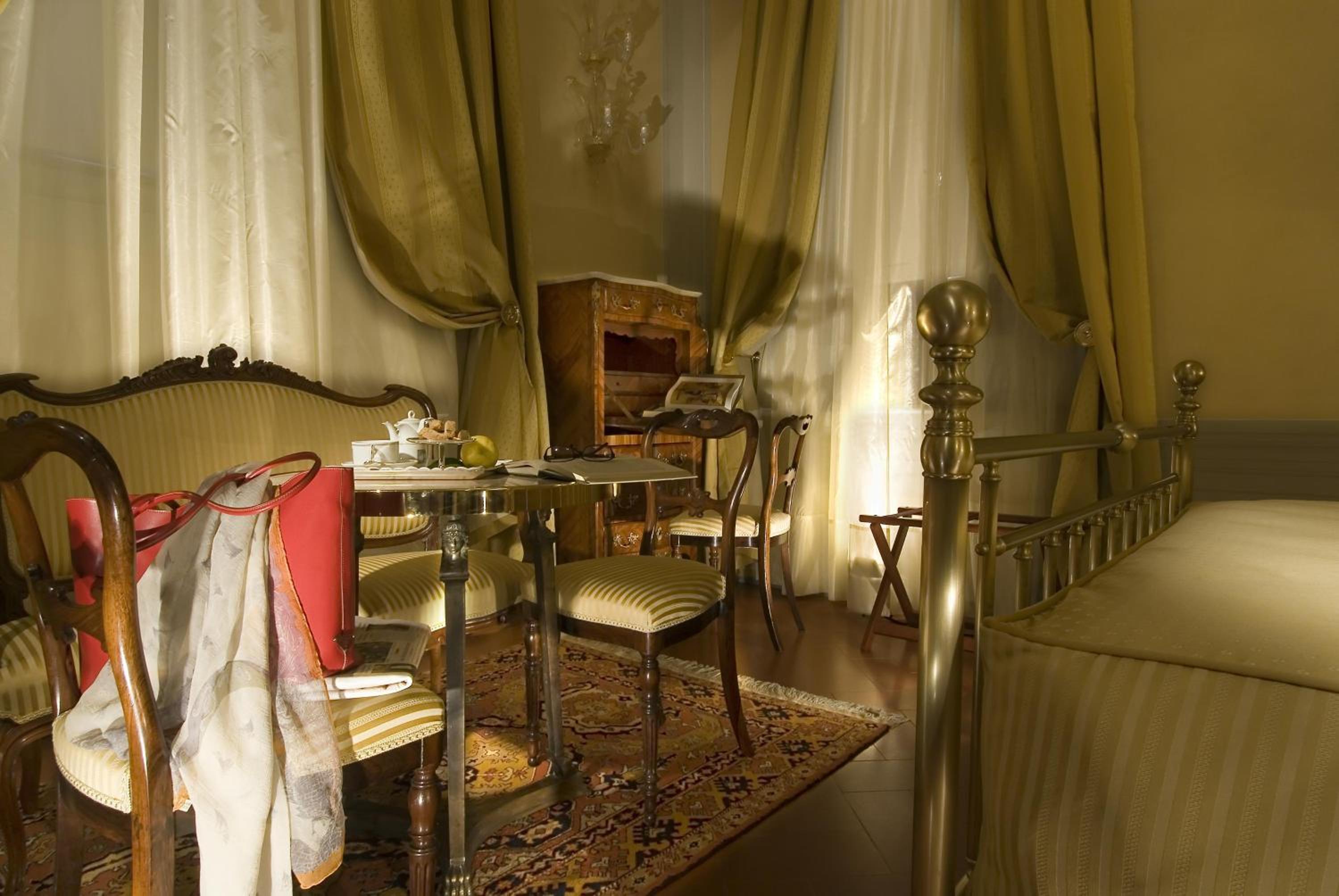 Deluxe Double Room thumbnail 5
