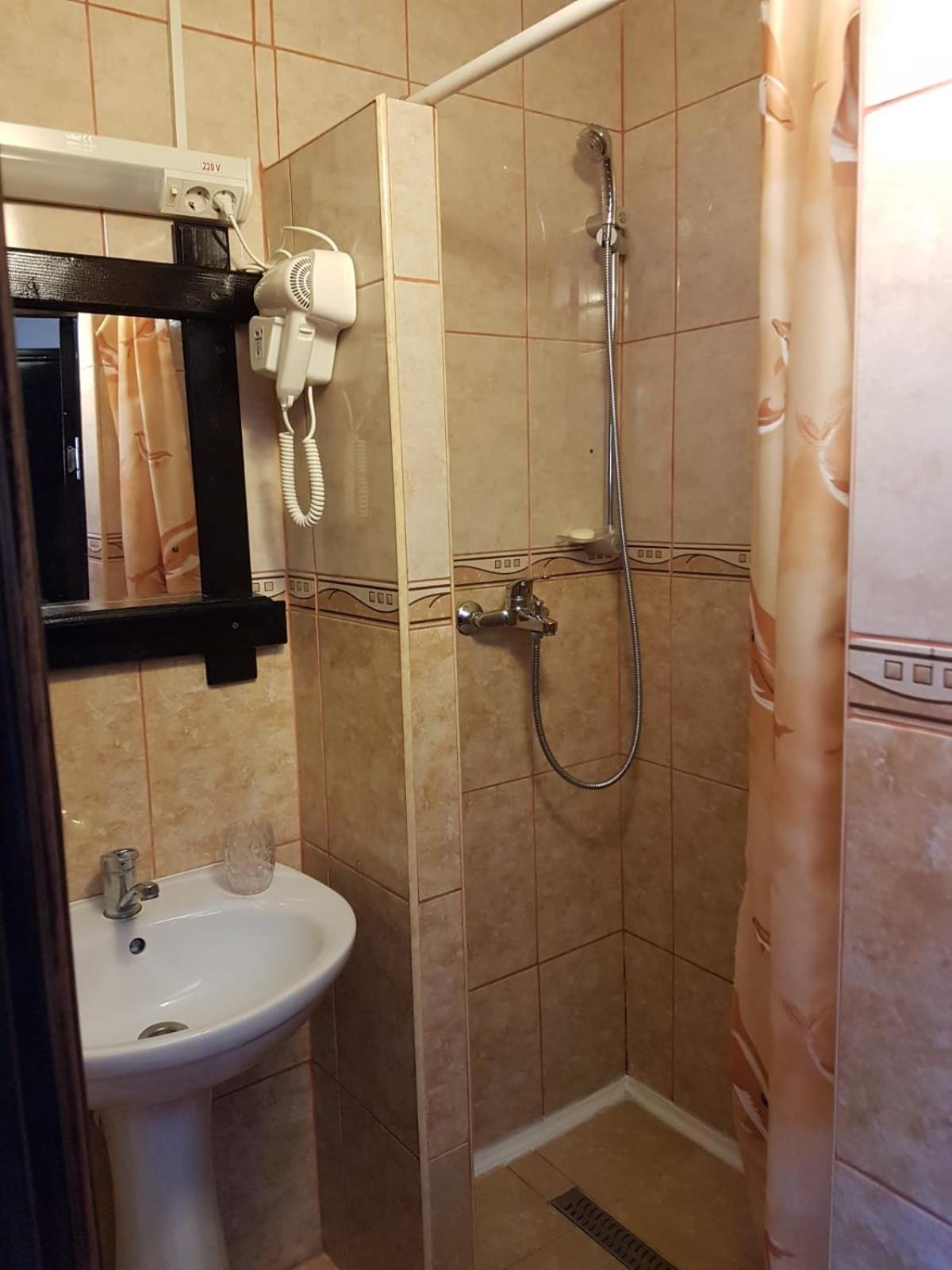 Classic Triple Room - Photo 9