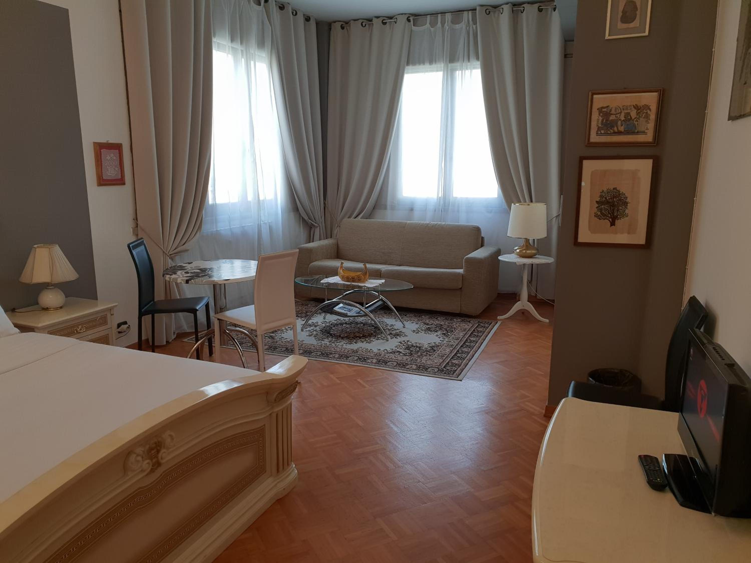 Double Room - Photo 7