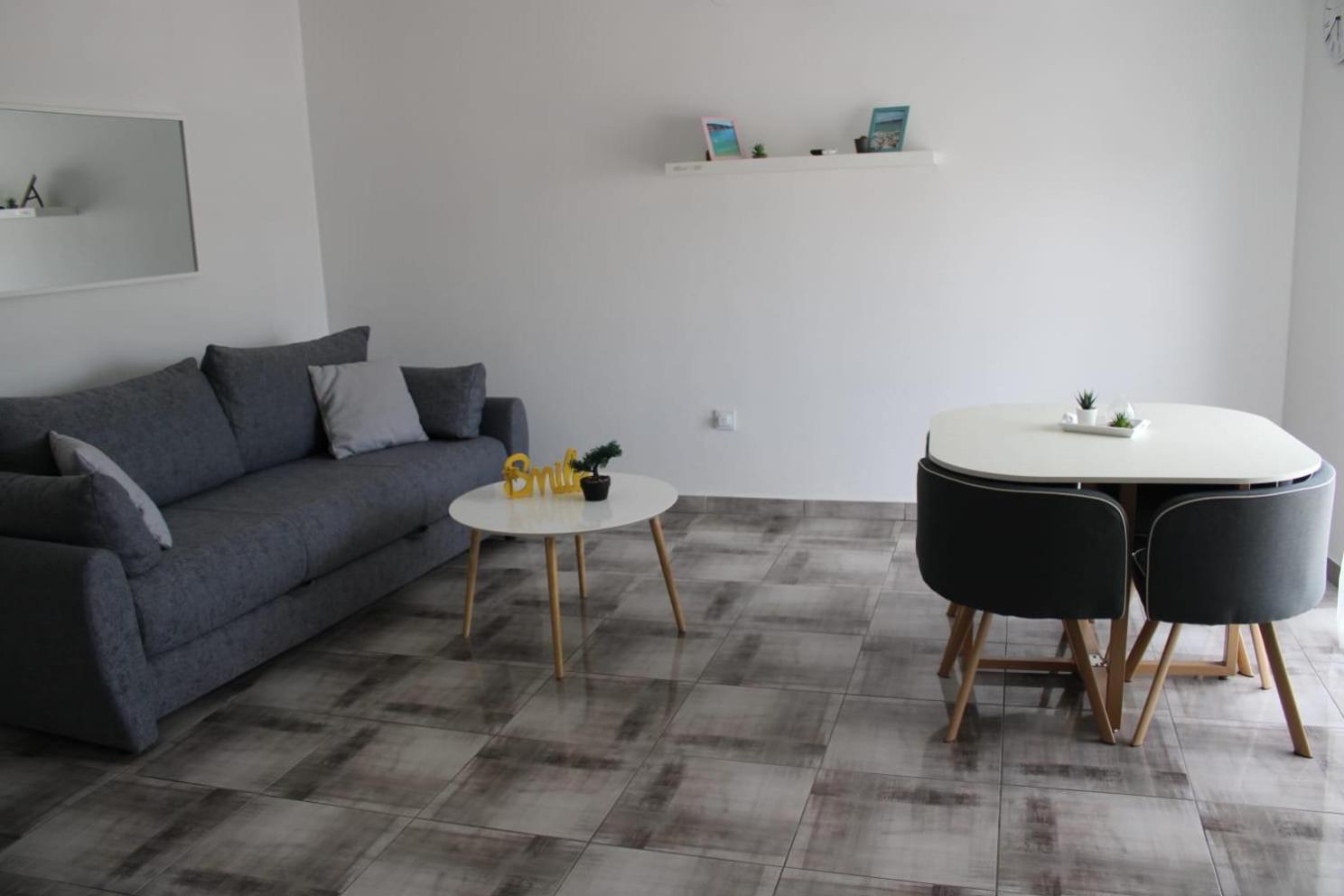 One-Bedroom Apartment photo 1