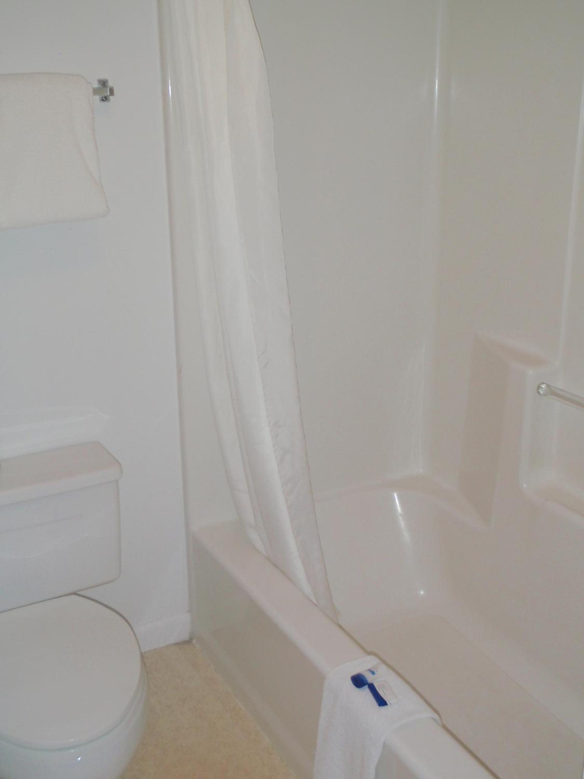 Queen Room with Two Queen Beds photo 3