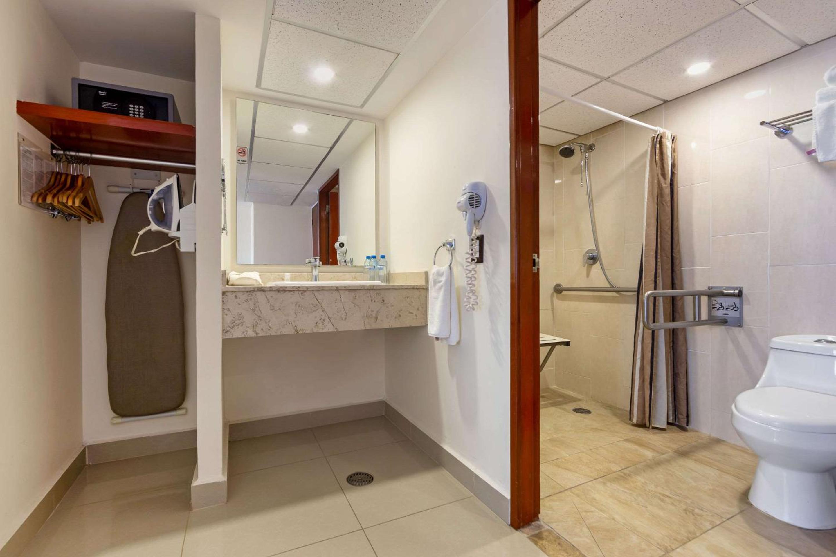 Double Room with Two Double Beds - Photo 5
