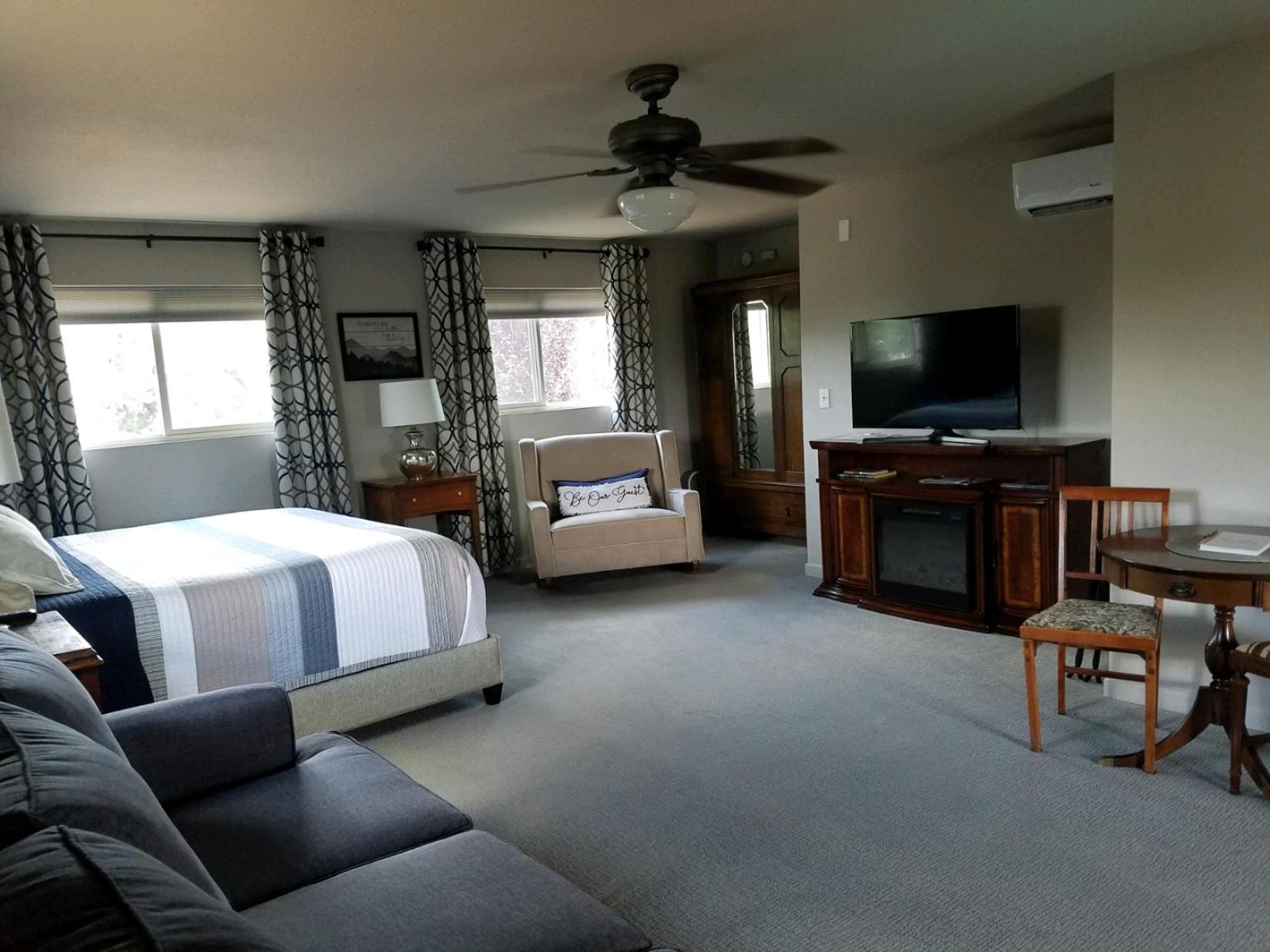 Family Room with Mountain View photo 2