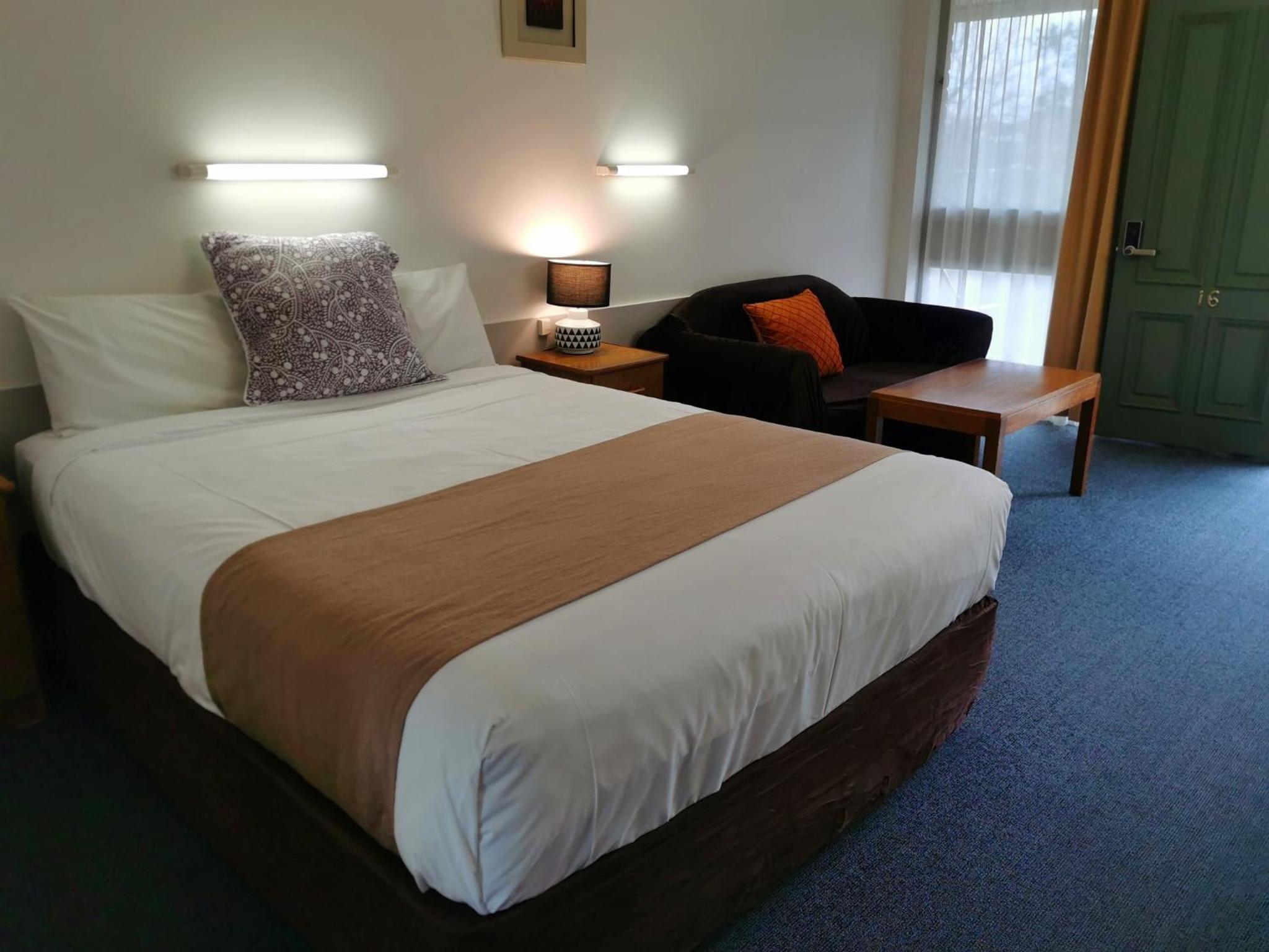 Queen Room photo 1
