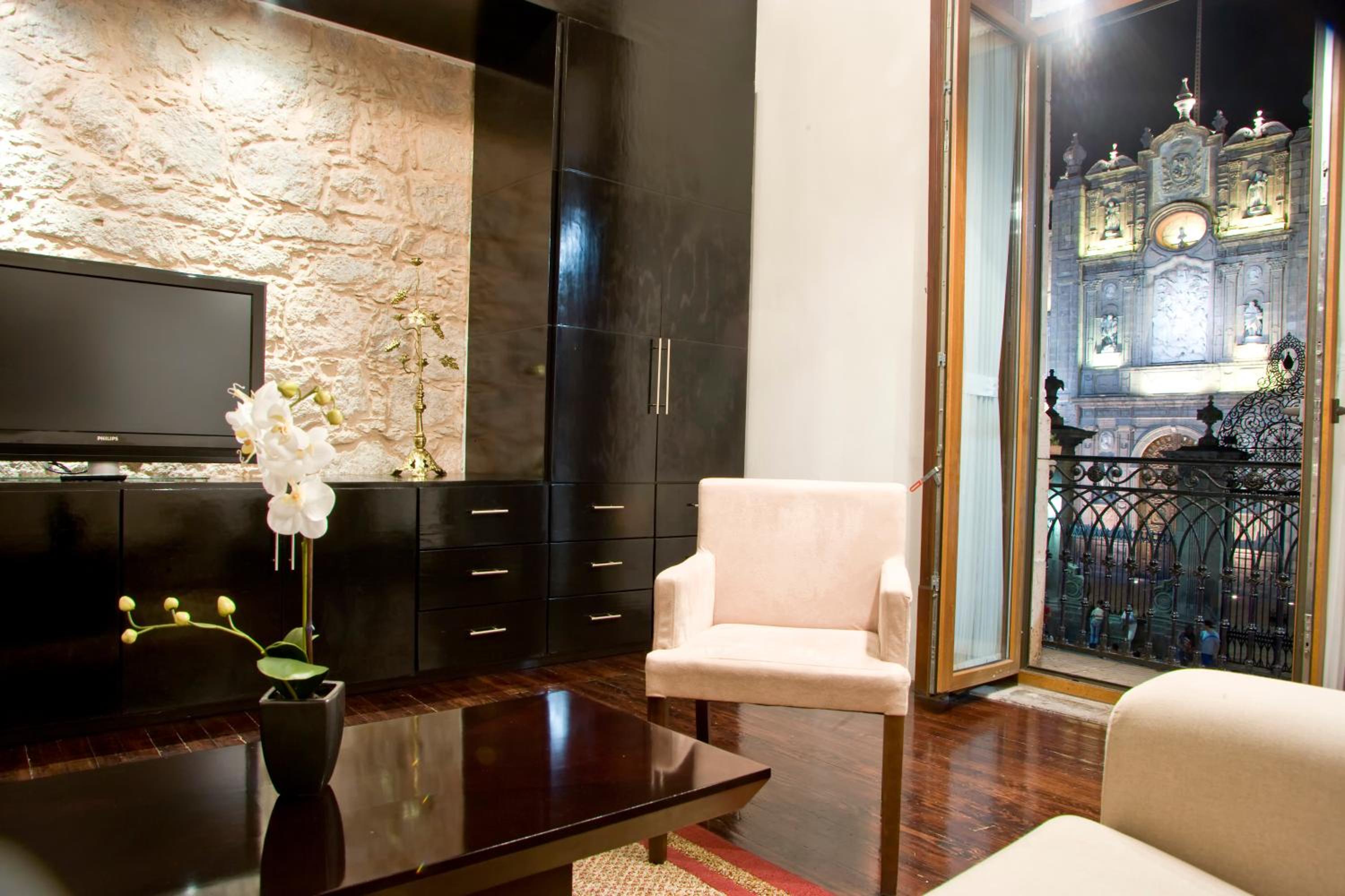 Suite with Balcony - Photo 12