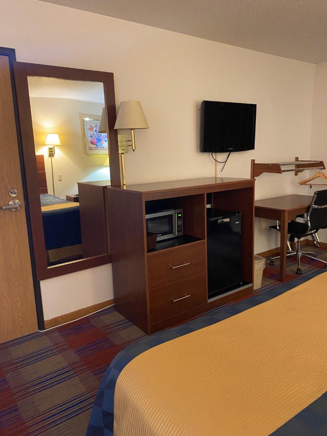 Queen Room - Disability Access - Photo 8