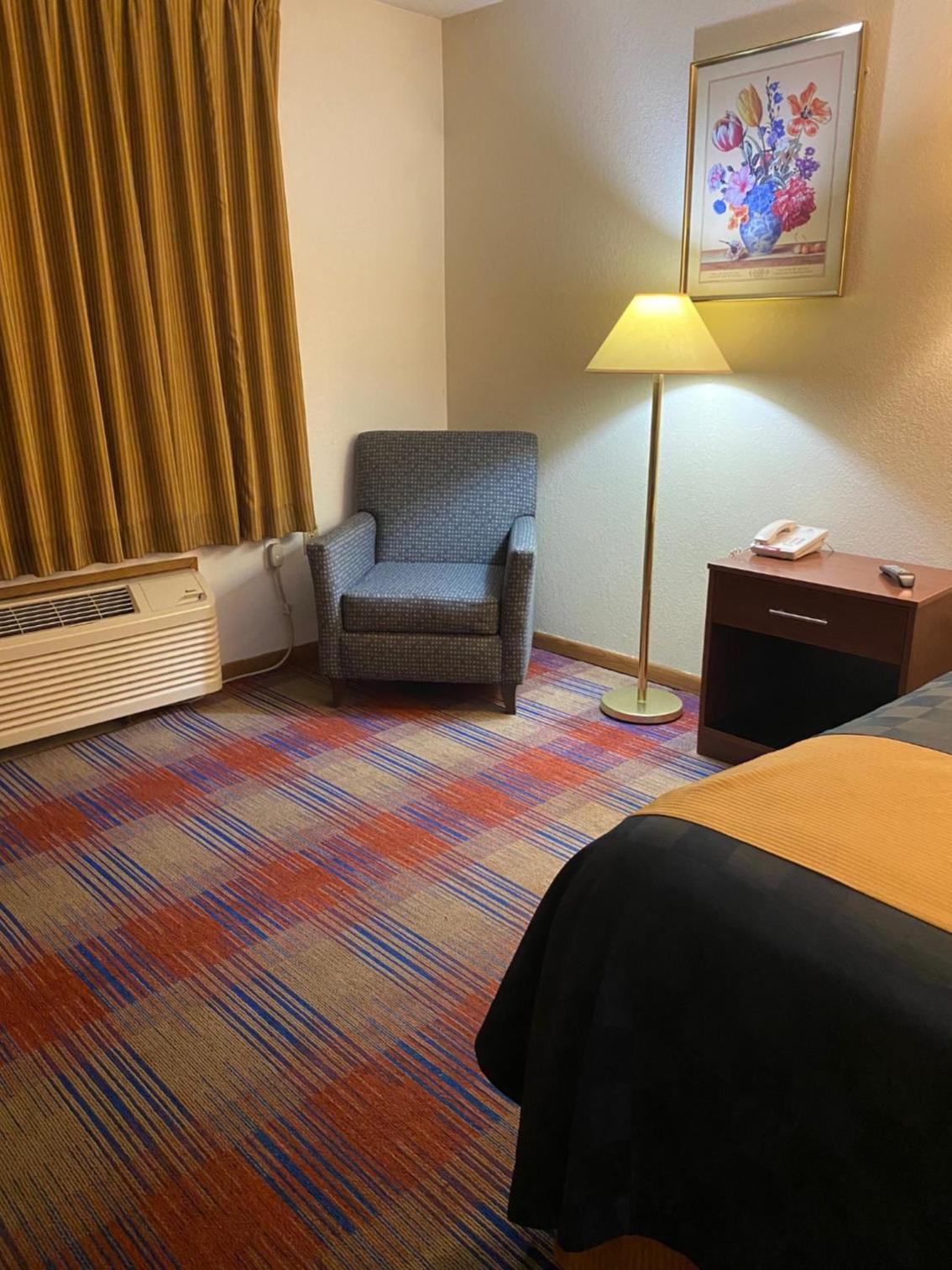 Queen Room - Disability Access - Photo 9