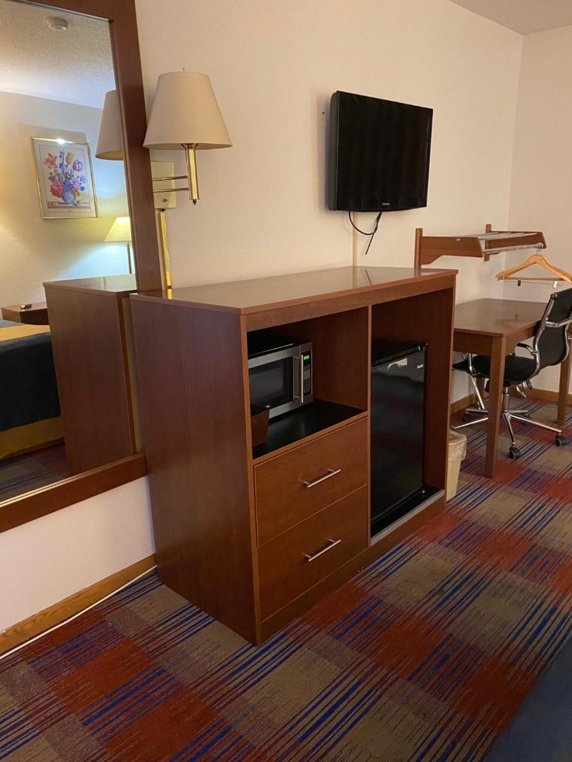 Queen Room - Disability Access - Photo 7