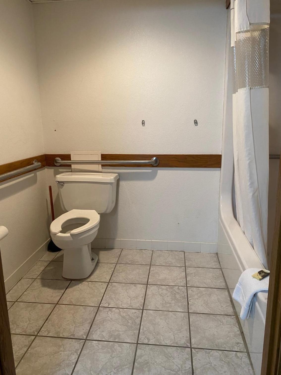 Queen Room - Disability Access - Photo 3