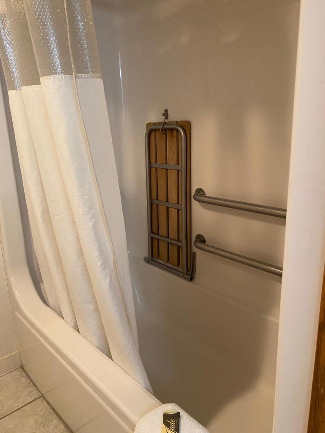 Queen Room - Disability Access - Photo 4