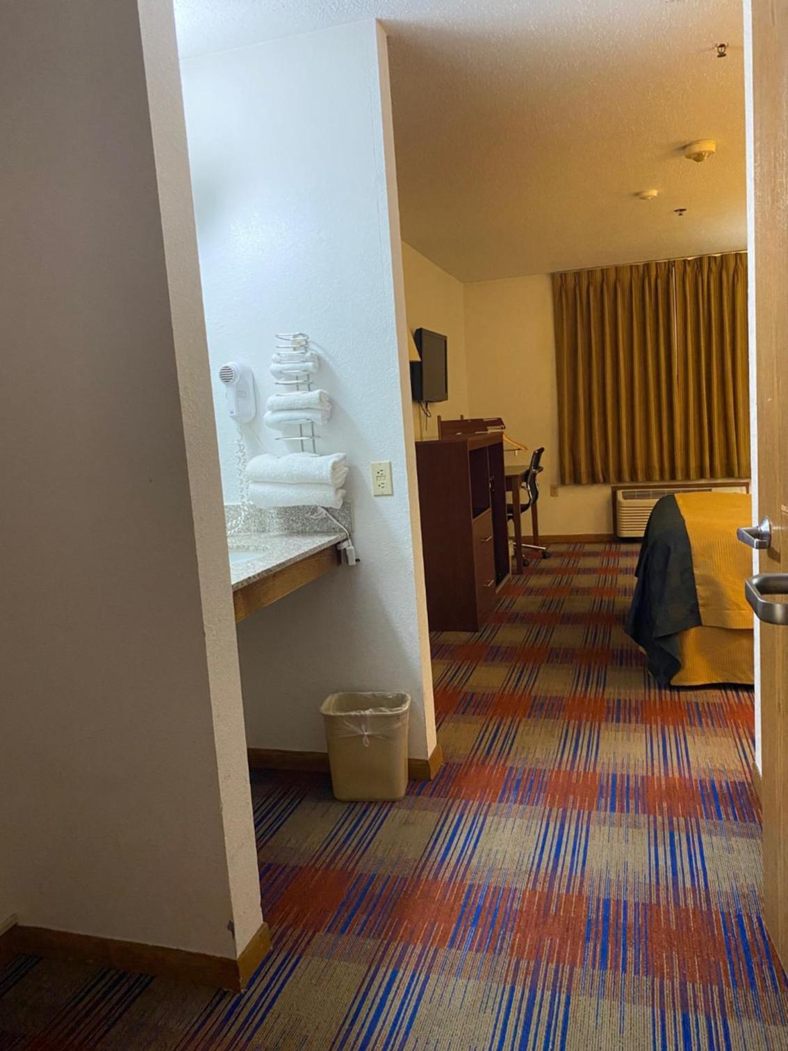 Queen Room - Disability Access - Photo 5