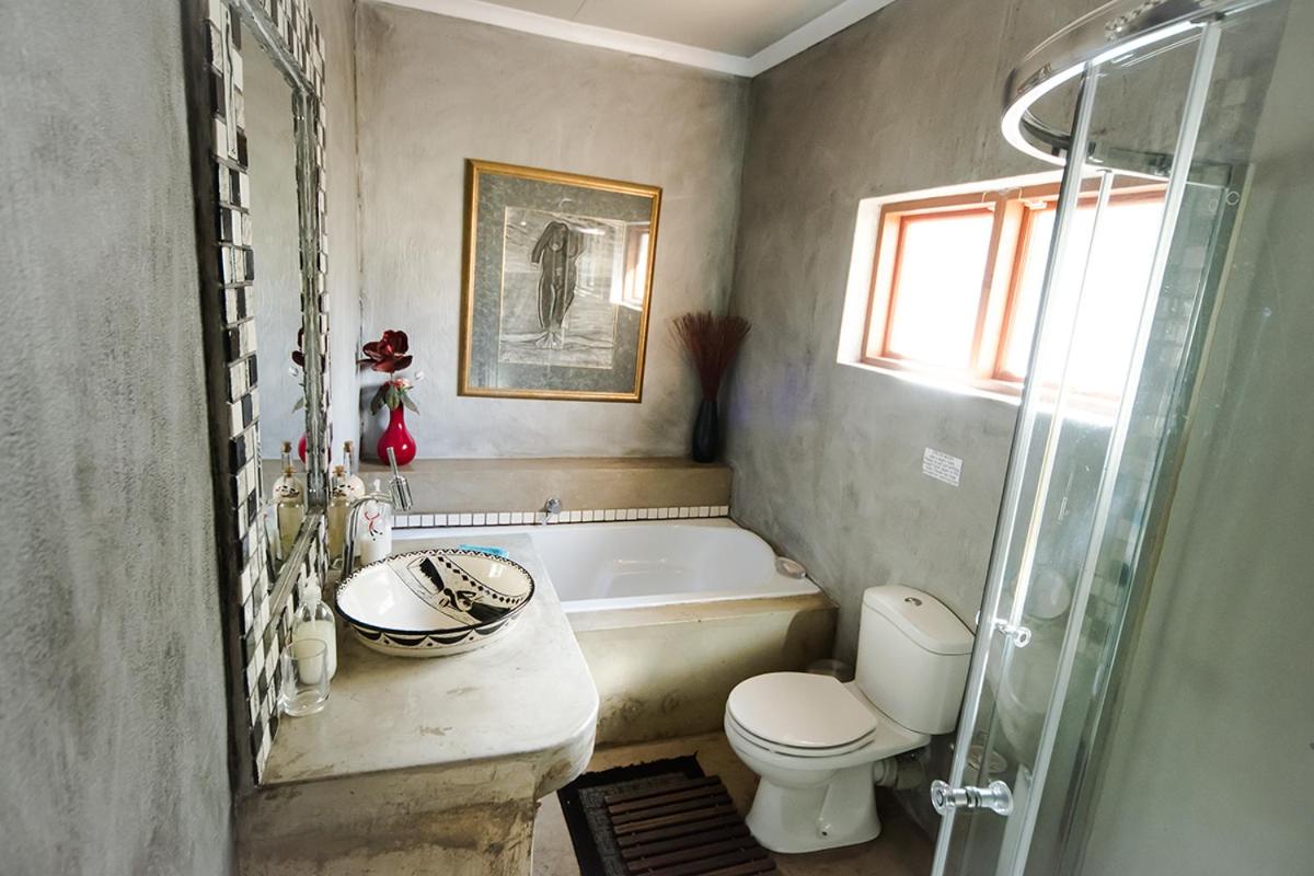 Deluxe King Suite - Photo 9