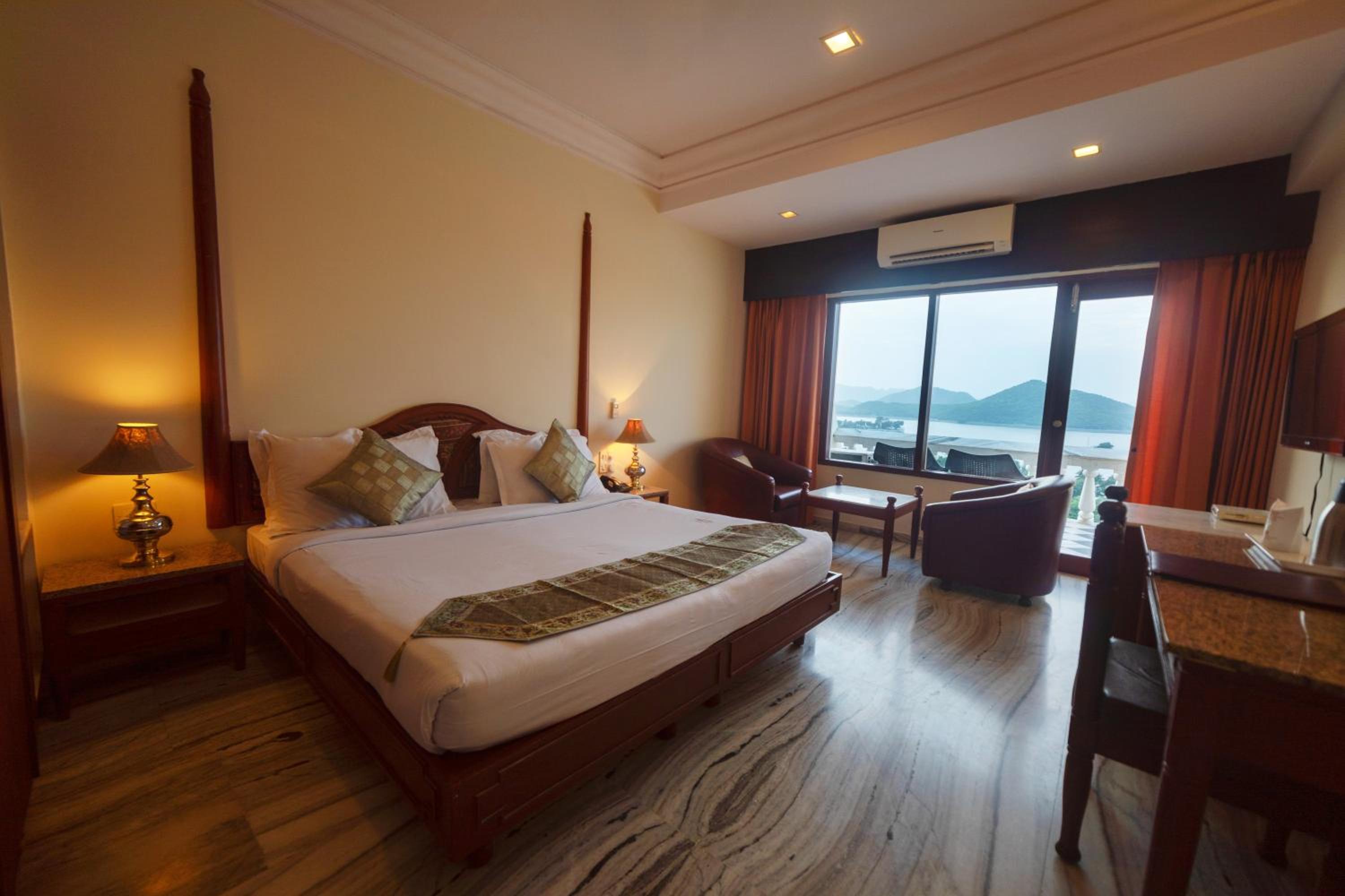Deluxe Double or Twin Room with Lake View