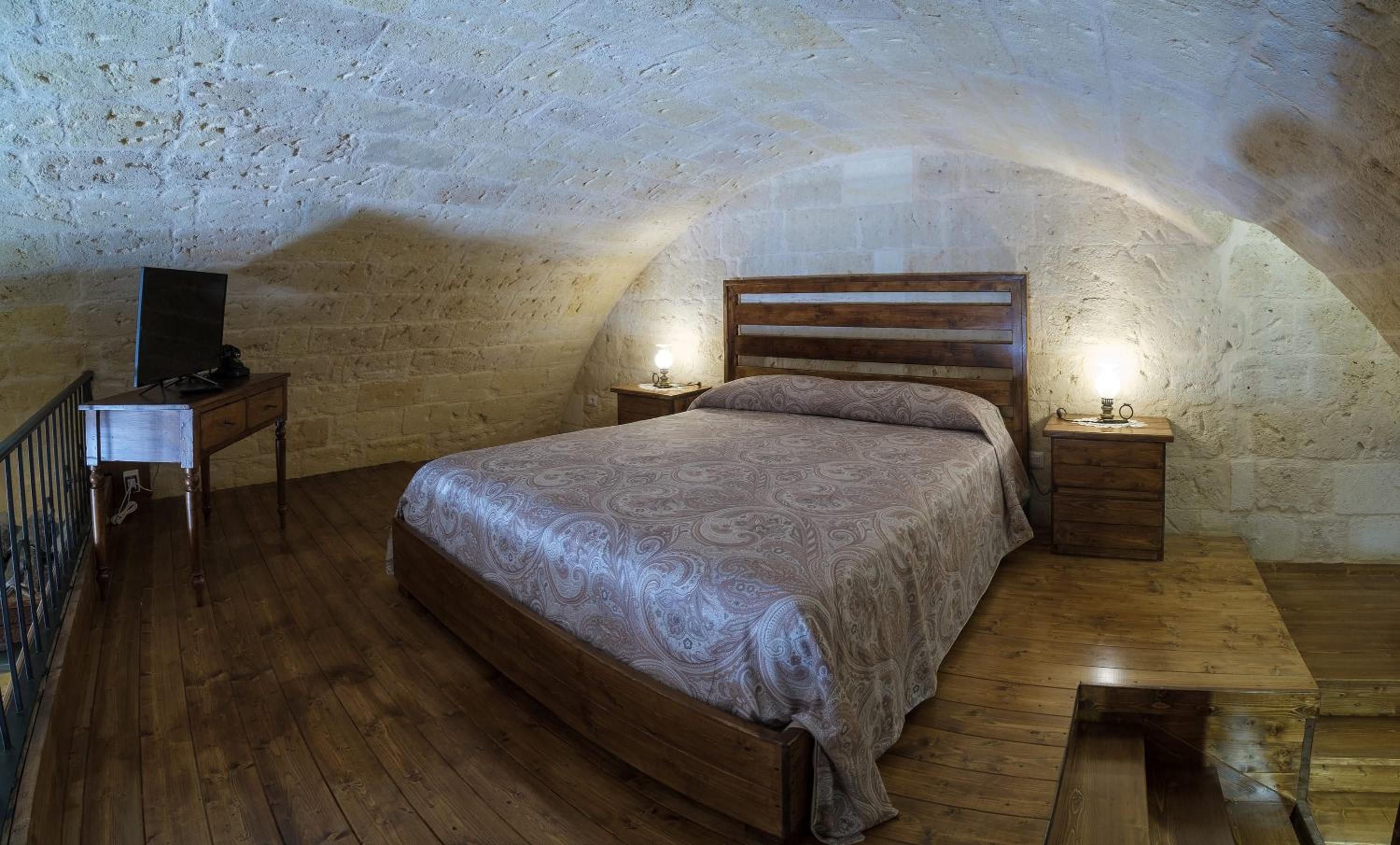 Large Double Room - Photo 3