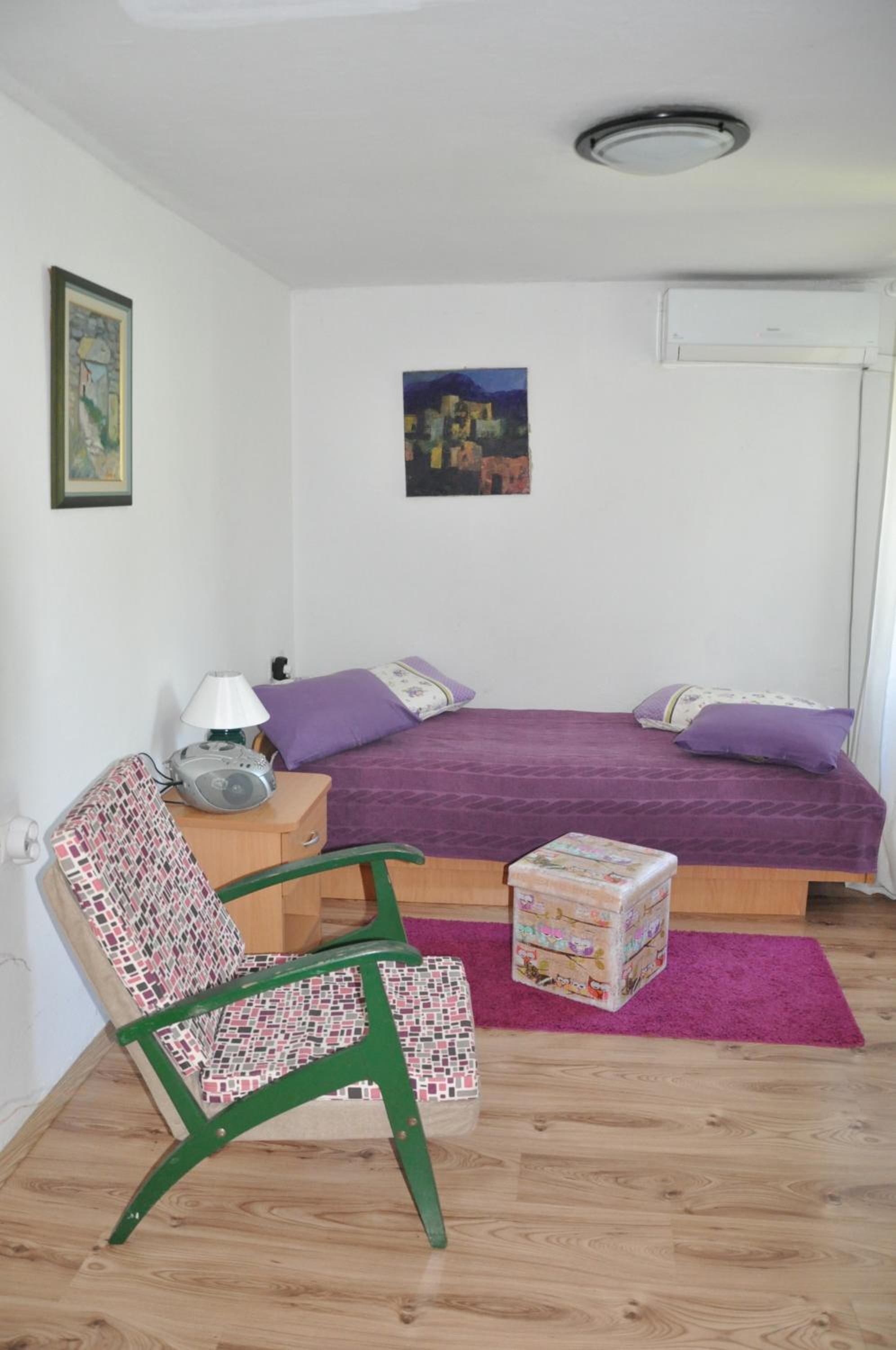 One-Bedroom Apartment - Photo 1