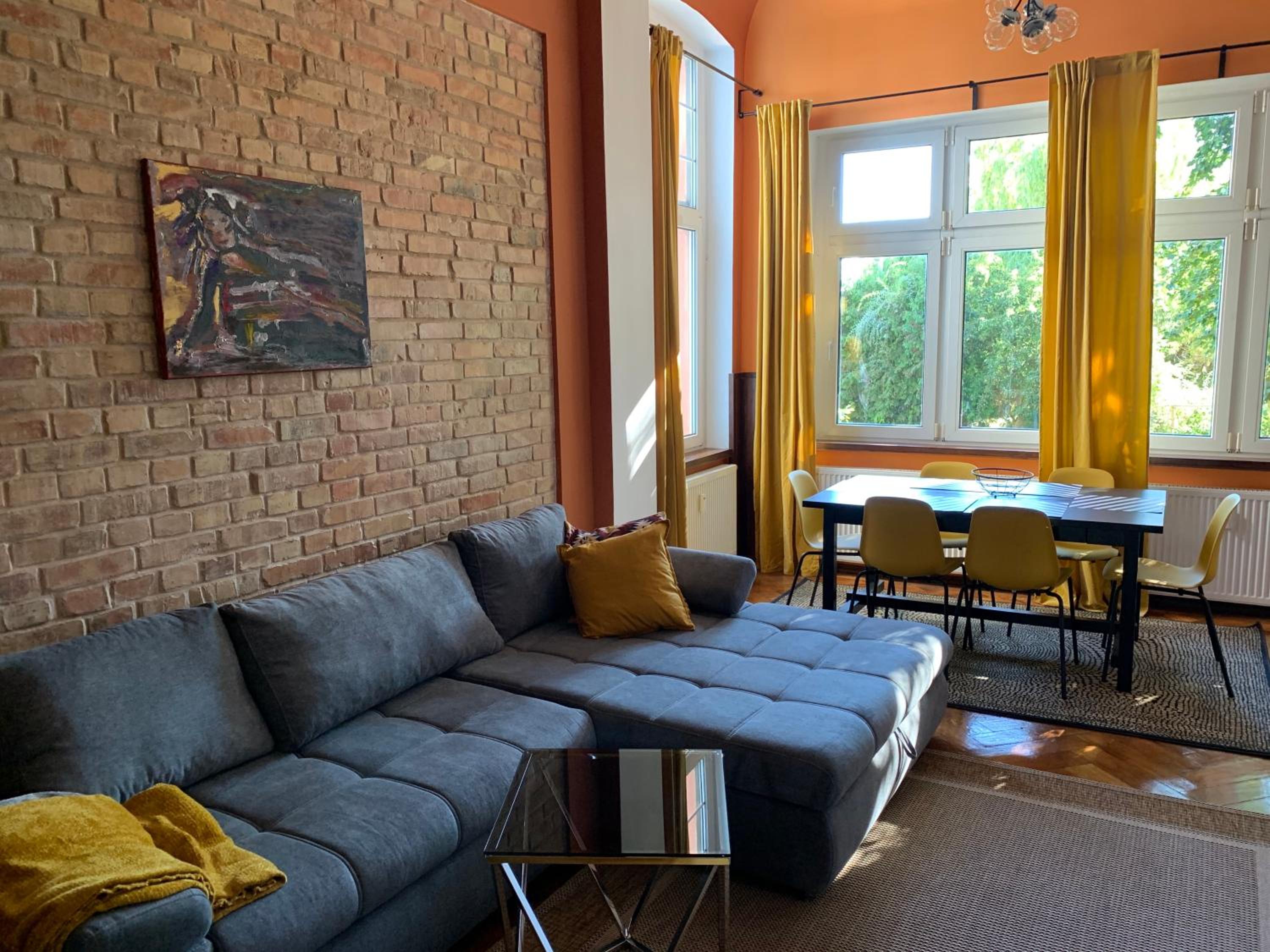 One-Bedroom Apartment photo 1
