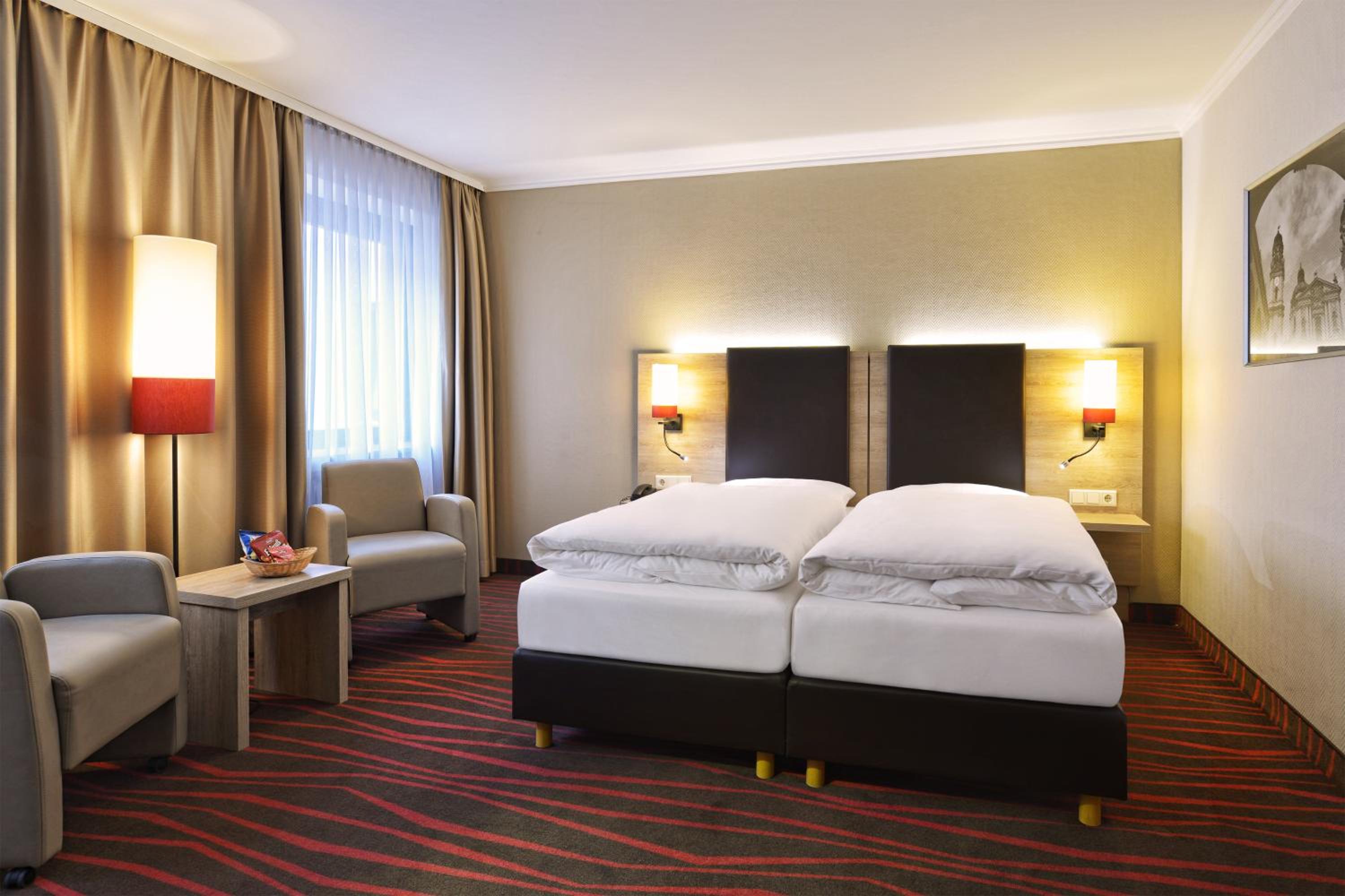 Double or Twin Room City (no air-condition) - Photo 4
