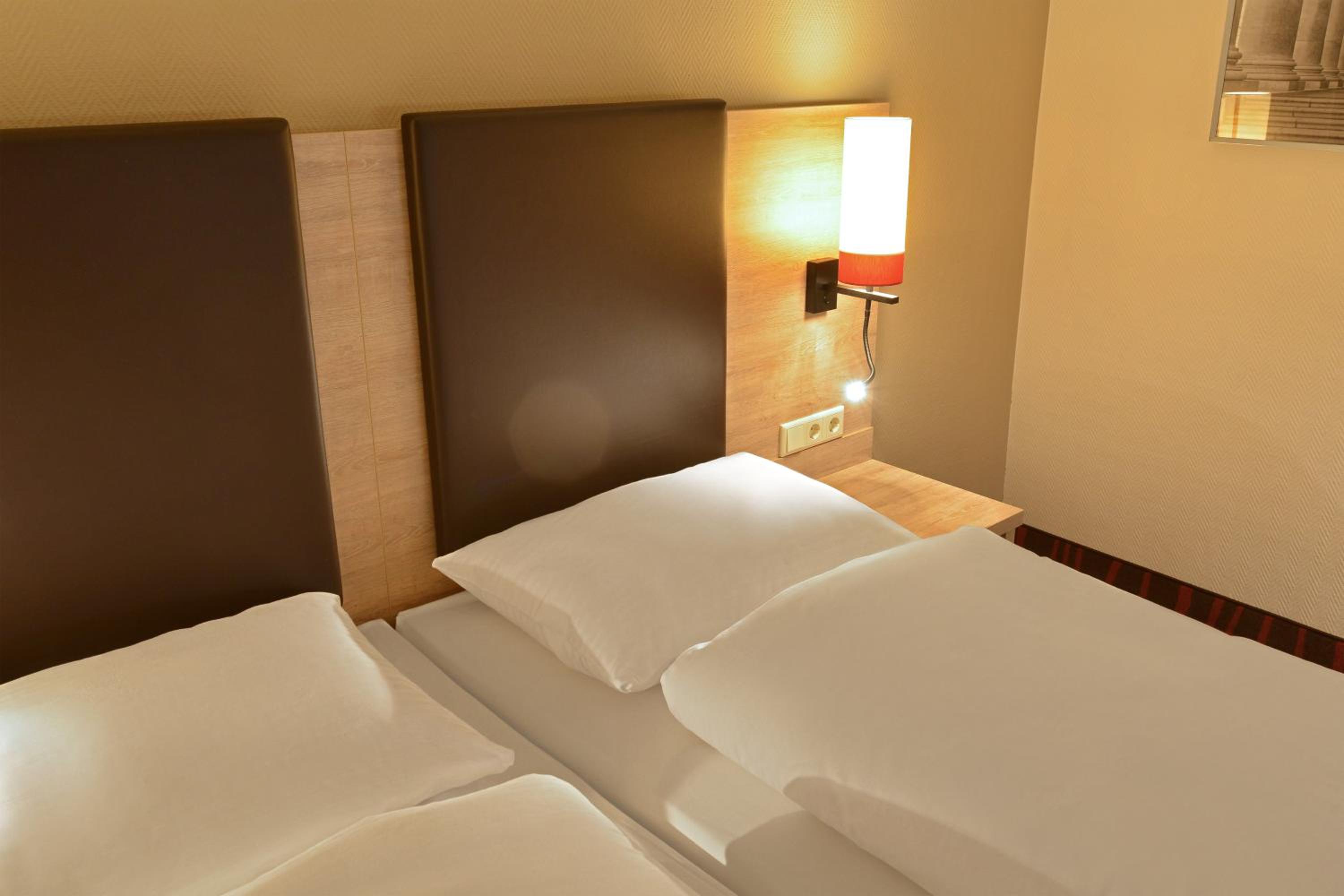 Double or Twin Room City (no air-condition) - Photo 6