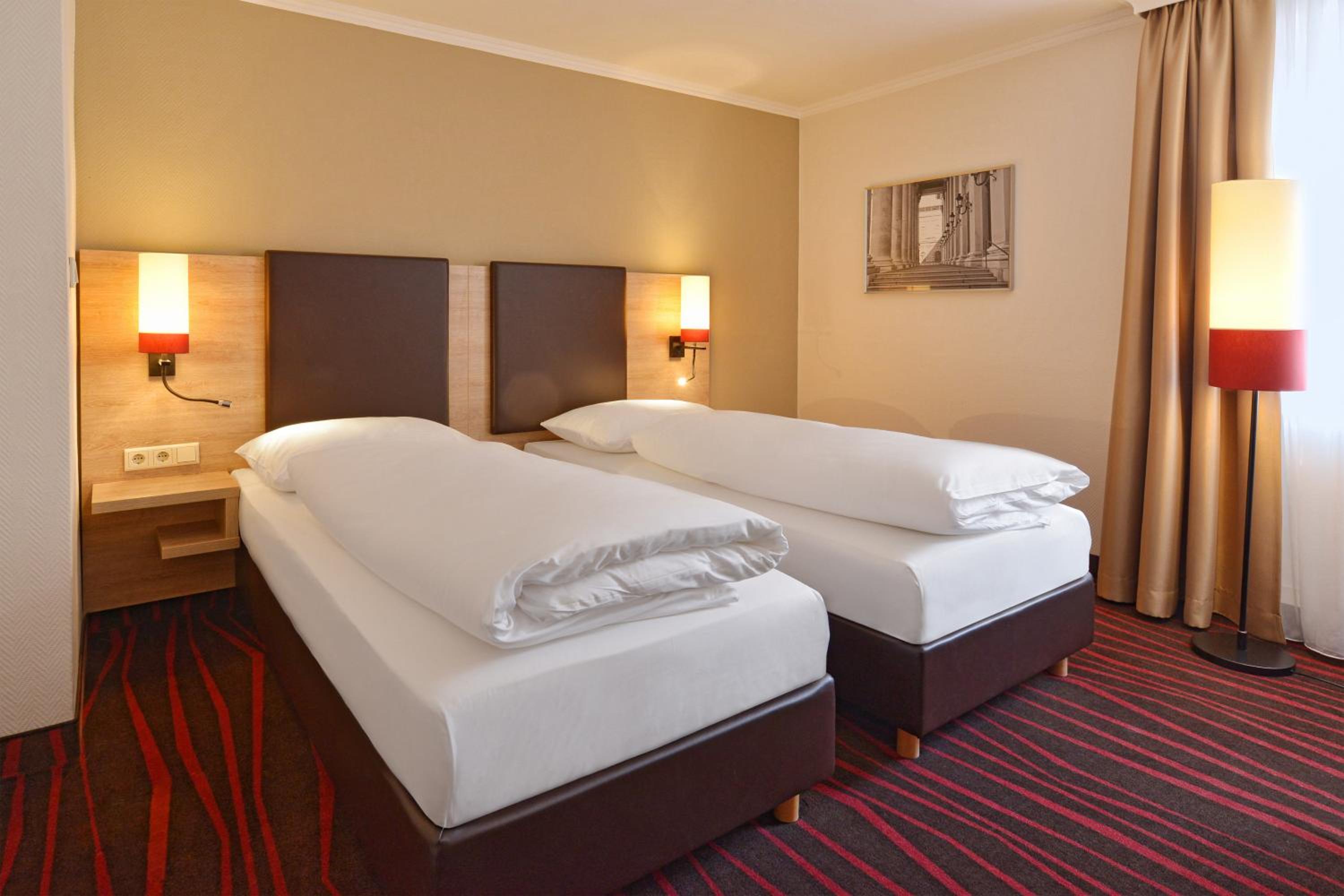 Double or Twin Room City (no air-condition) - Photo 5