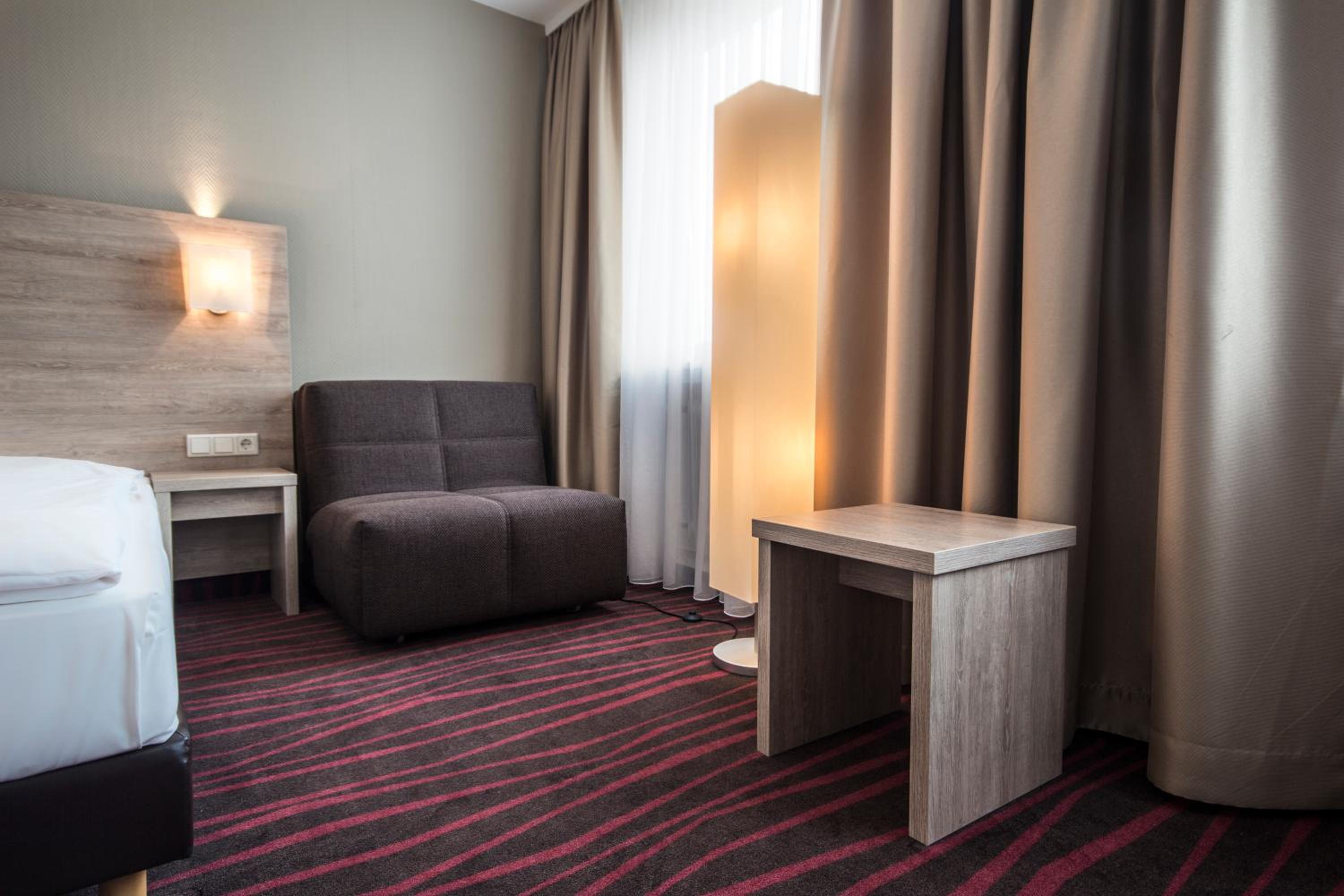 Standard Triple Room (no air-condition) - Photo 3