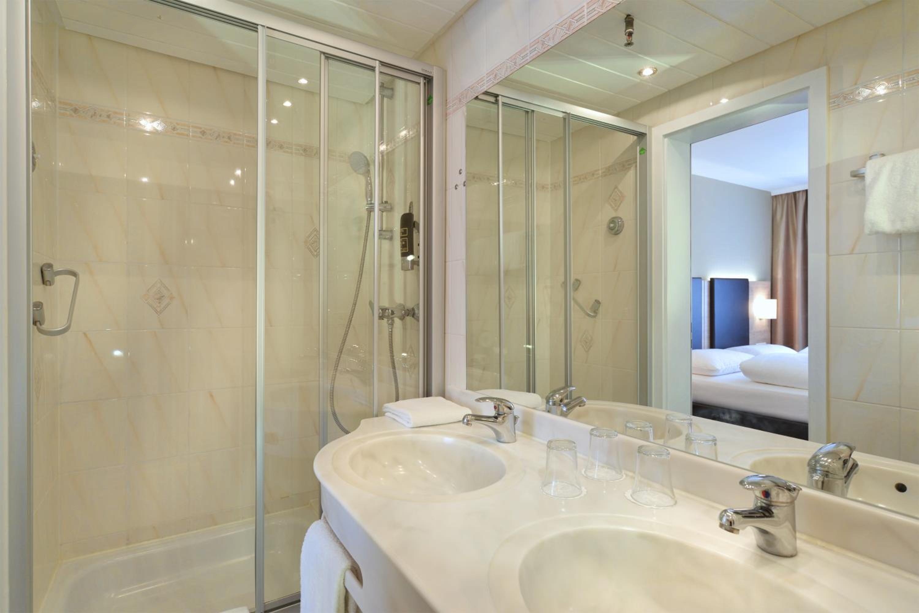Standard Triple Room facing Courtyard (no air-condition) - Photo 3