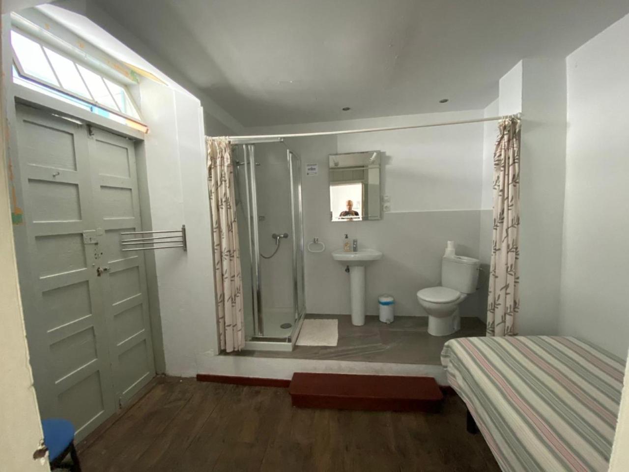 Double Room with Private Bathroom - Photo 4