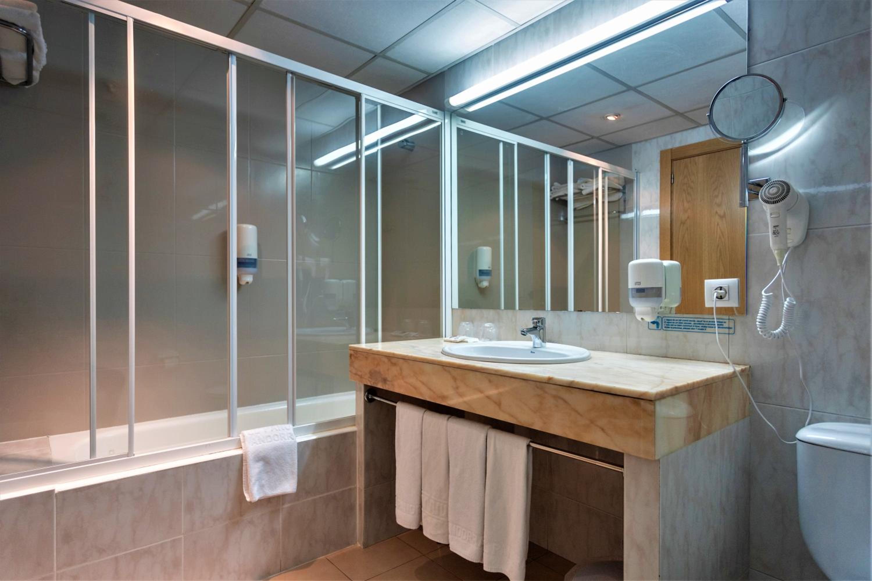 Quadruple Room (2 Adults + 2 Children) with Spa Access, photo 6