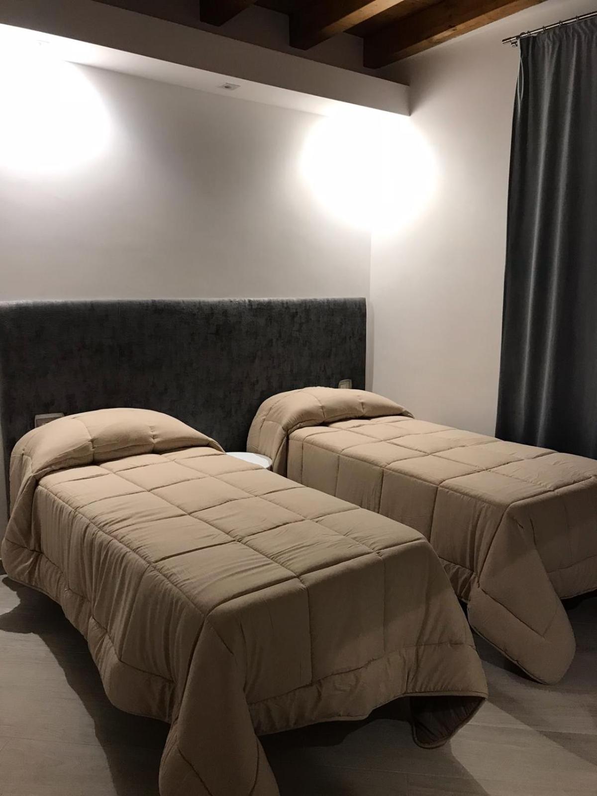 Queen Room with Balcony - Photo 1