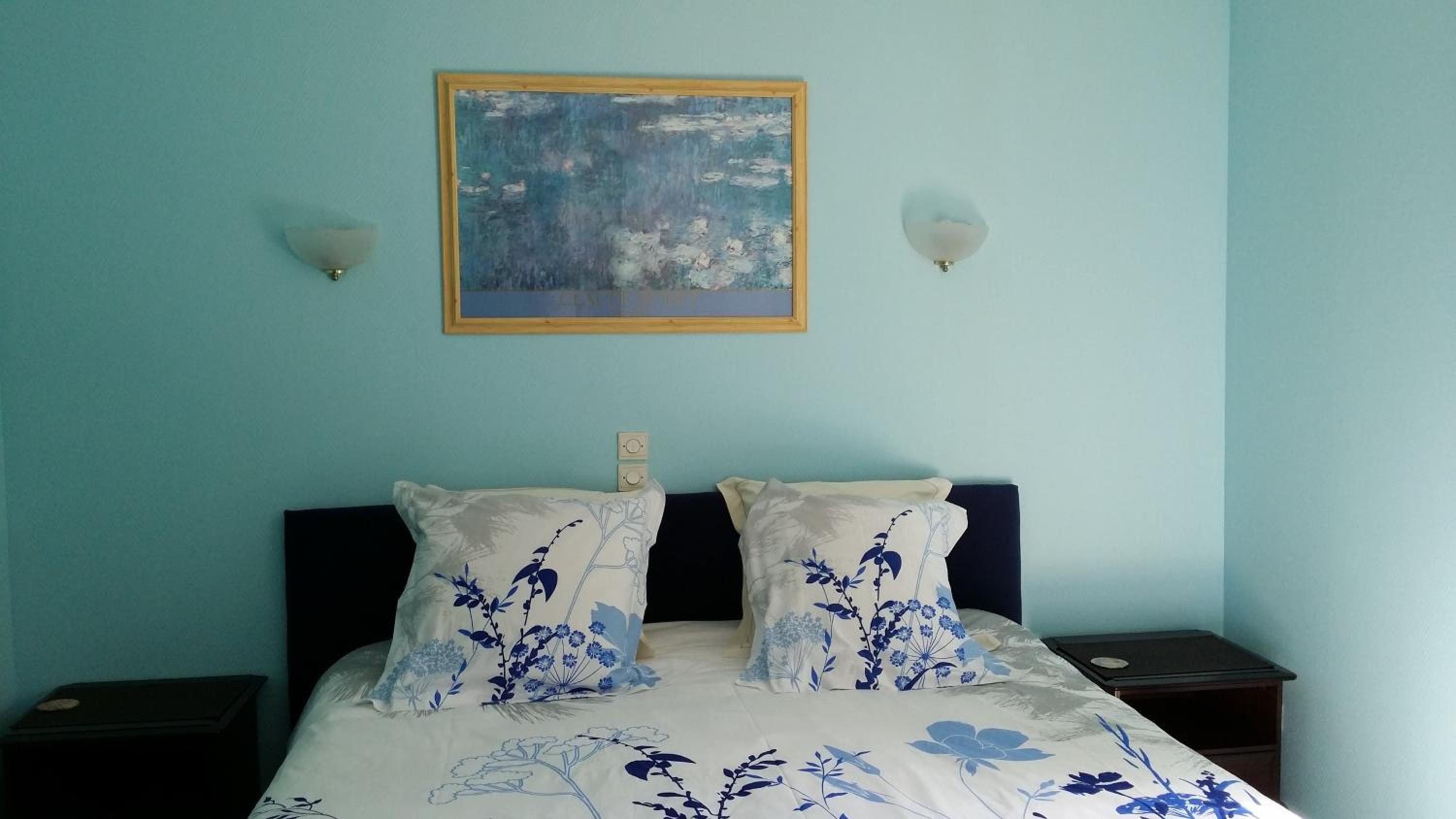 Three-Bedroom House photo 2