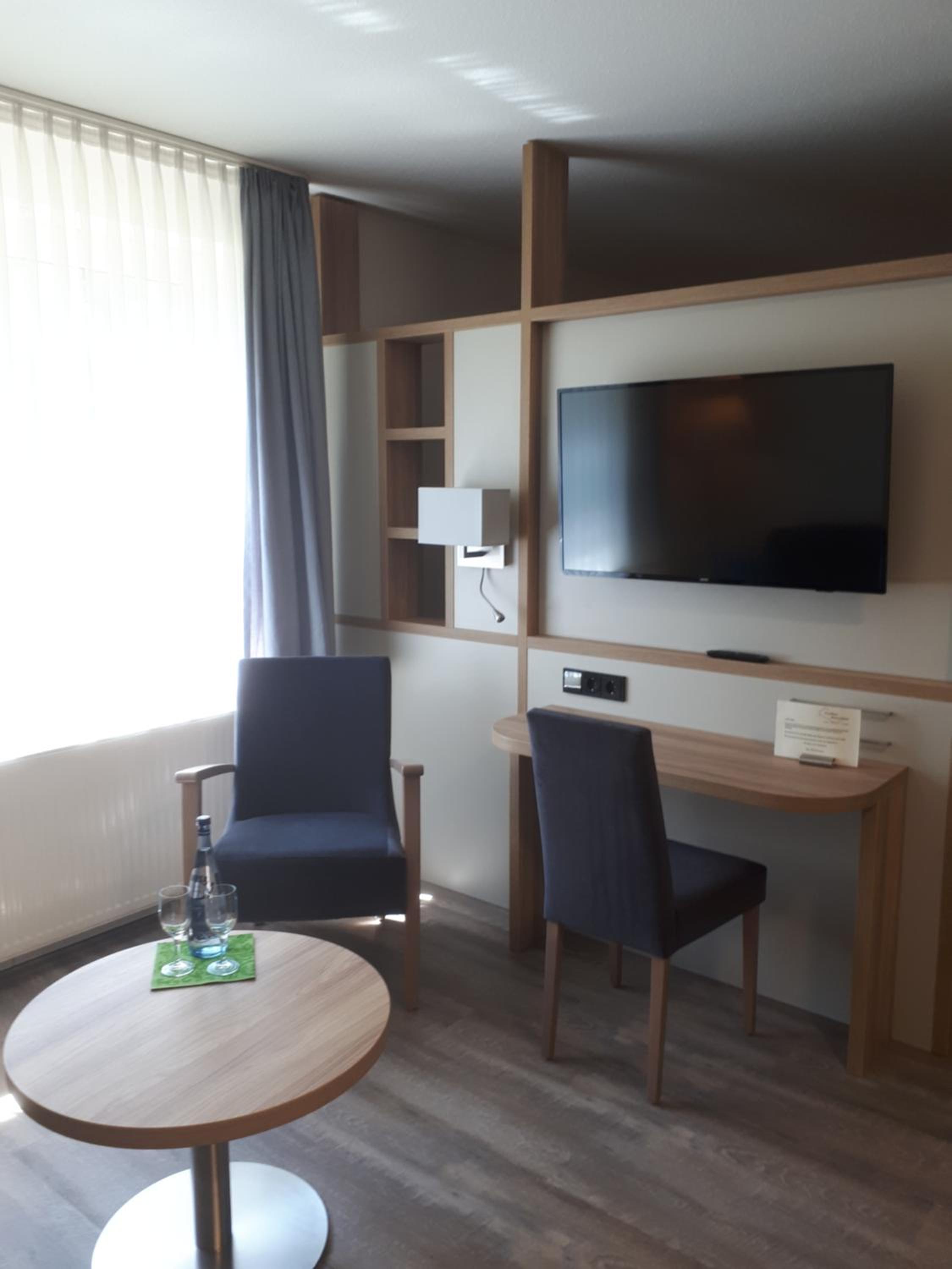 Family Room - Photo 2