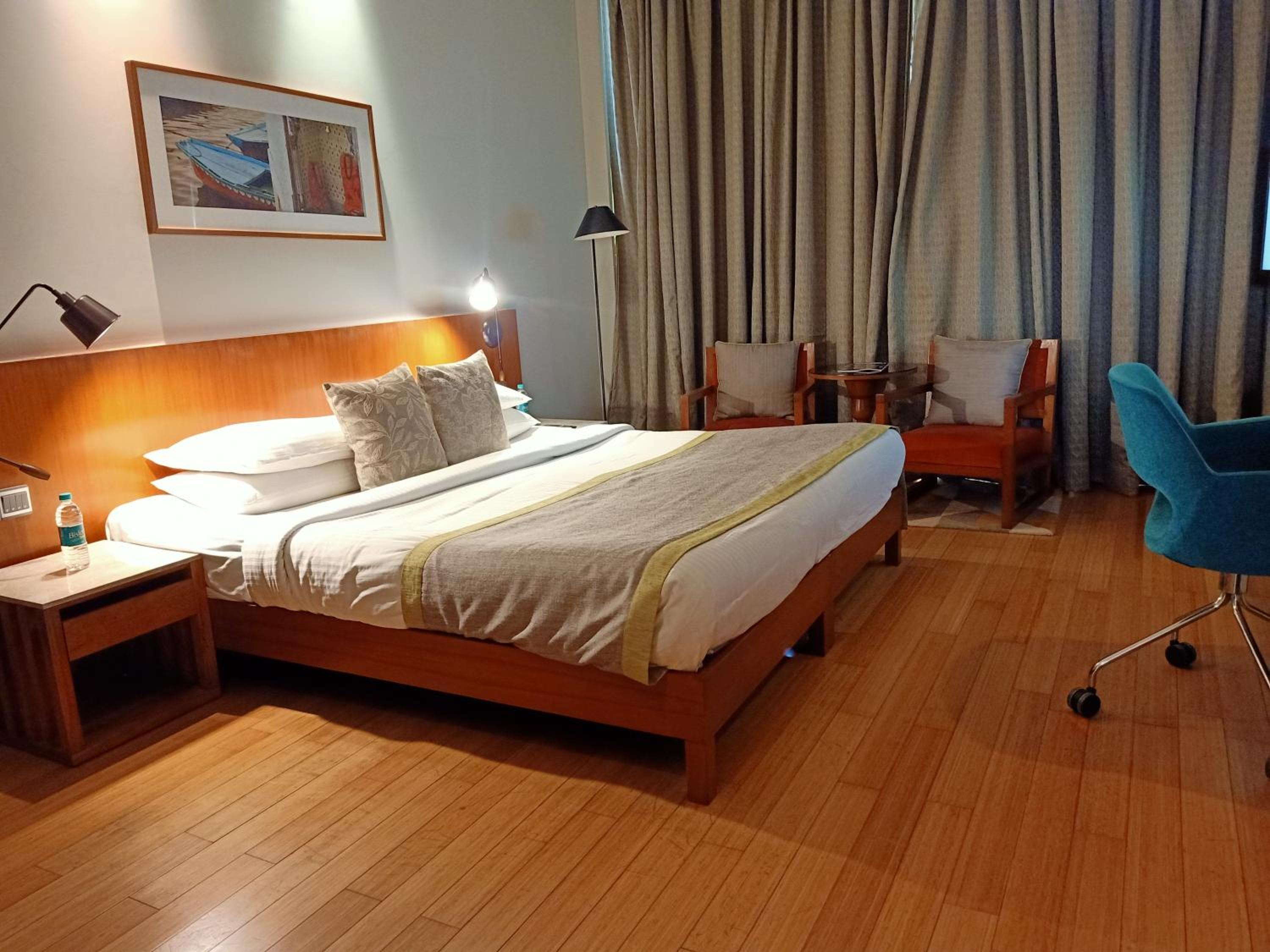 Deluxe Room with Complimentary 2 Pints of Beer and INr 500 Meal Credit On a Minimum spend of INR 2000 on Food & Beverage. - Photo 1