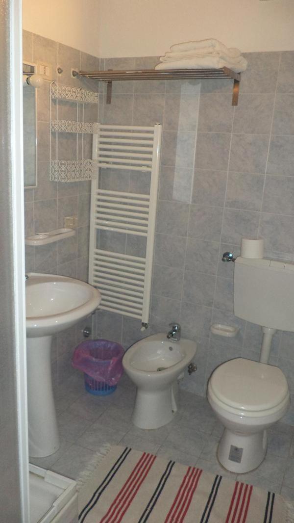 Standard King Room - Photo 4