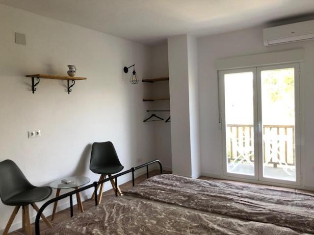 Double Room with Balcony - Photo 3