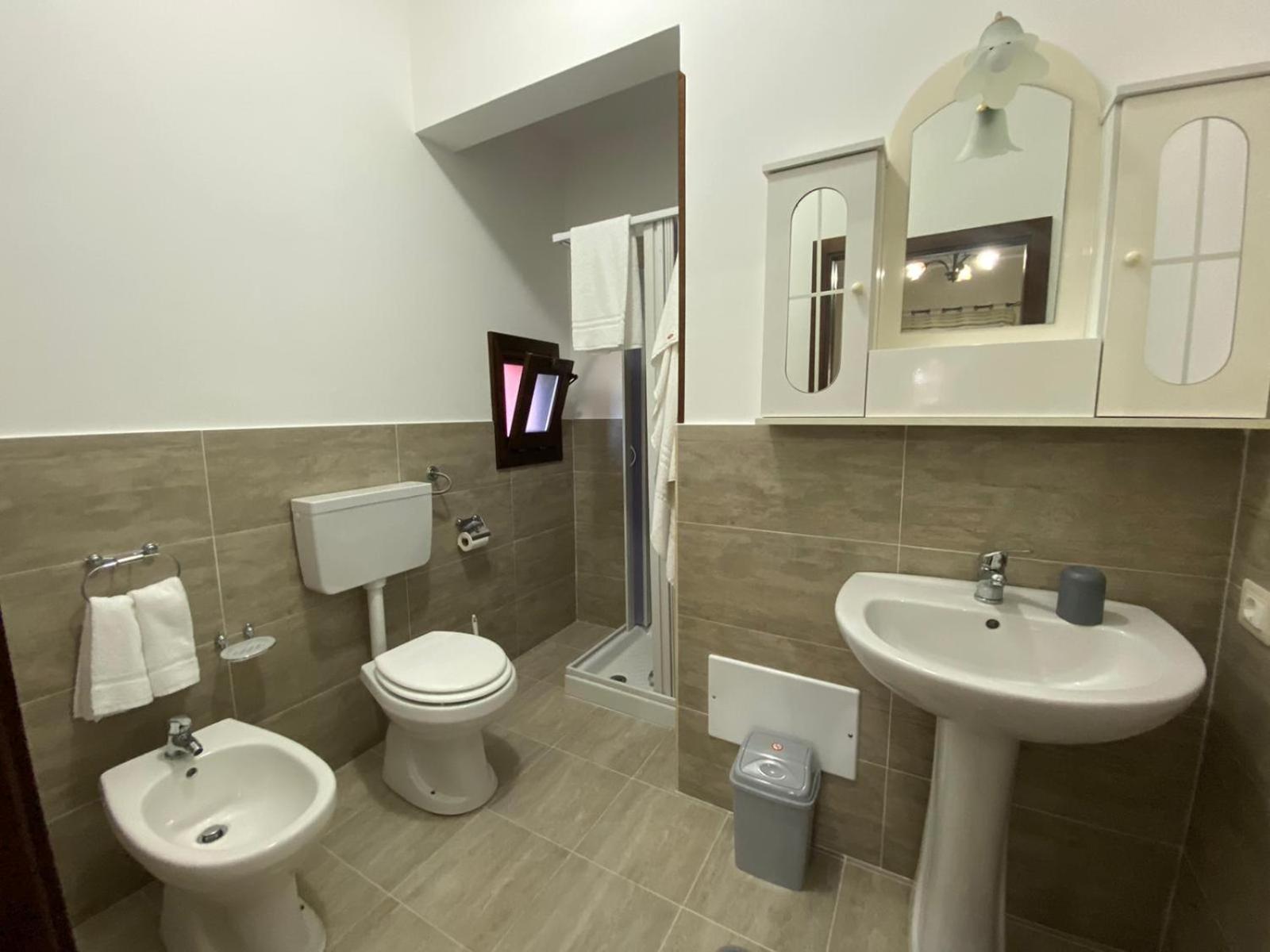Single Room with Private Bathroom photo 3