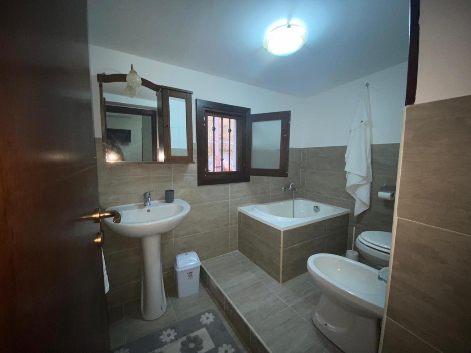 Double Room with Private Bathroom photo 2