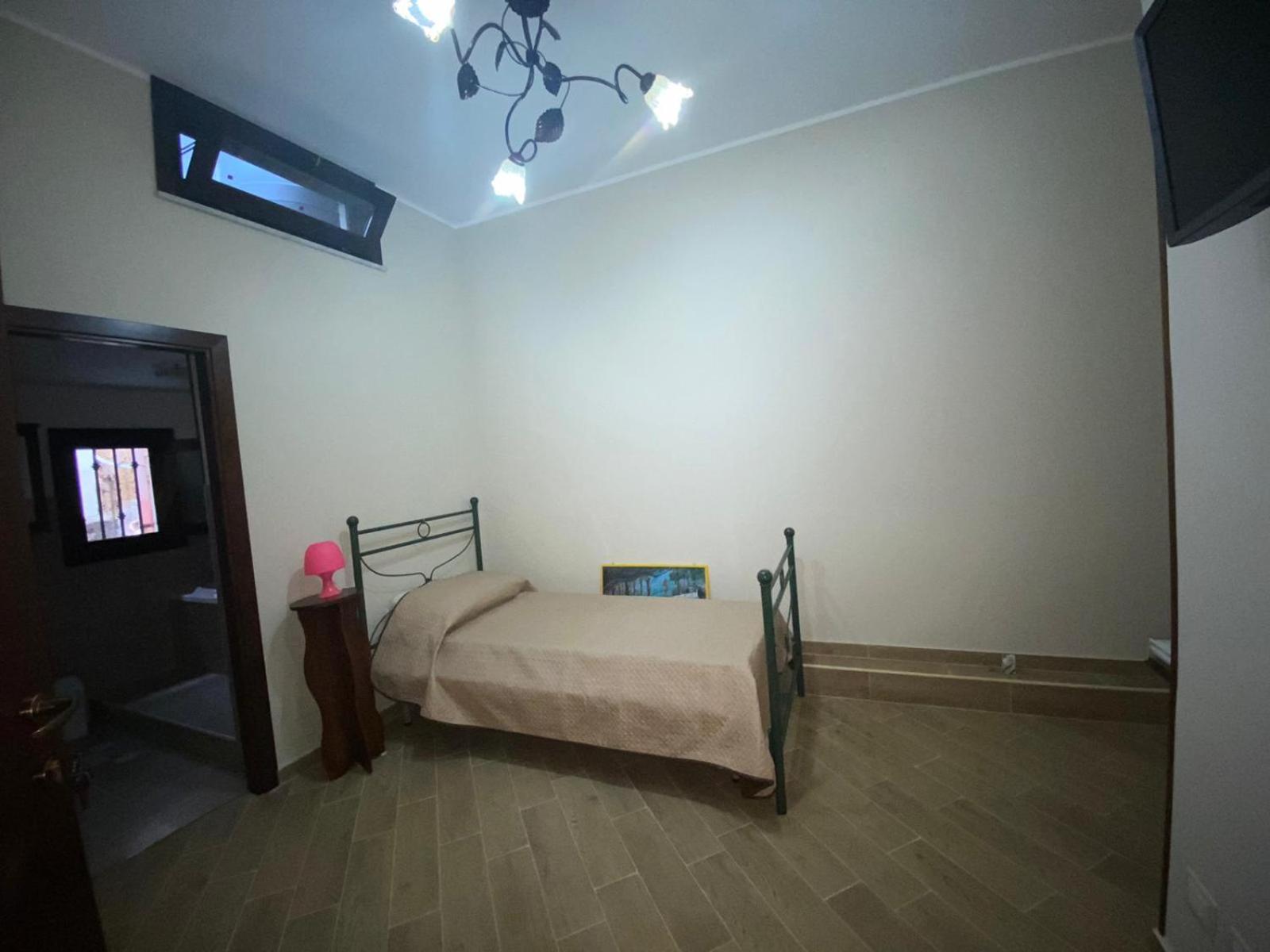 Single Room with Private Bathroom photo 1