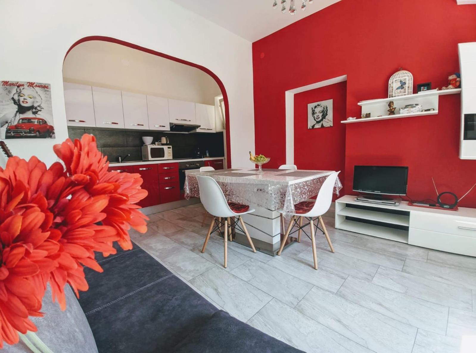 Two-Bedroom Apartment - Photo 2